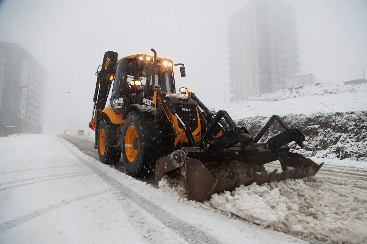 Canik Belediyesi'nden Karla Etkin Mücadele