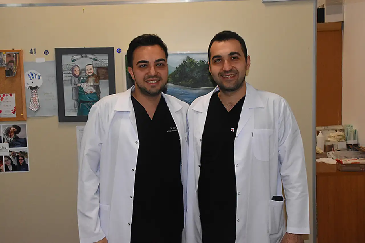 Genç doktor kardeşler aynı hastanede hastalara hizmet veriyor