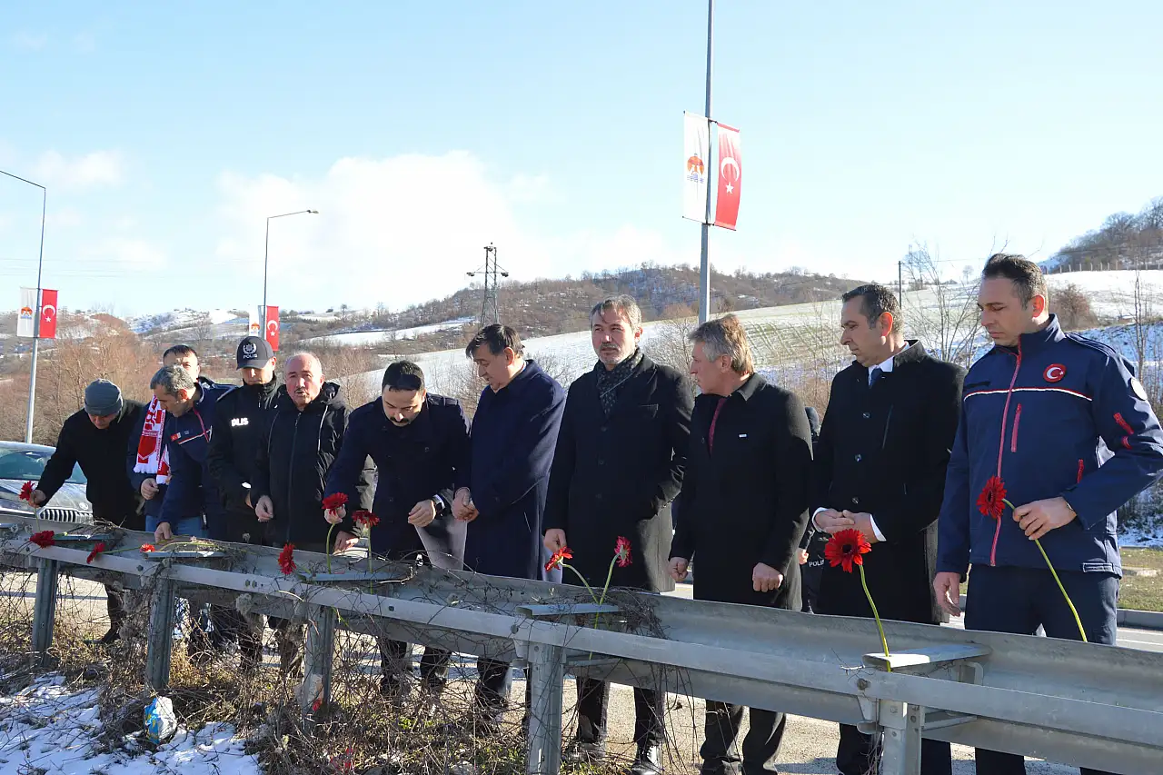 Kaza yerinde karanfil, yüreklerde aynı sızı: 37 yıl geçti