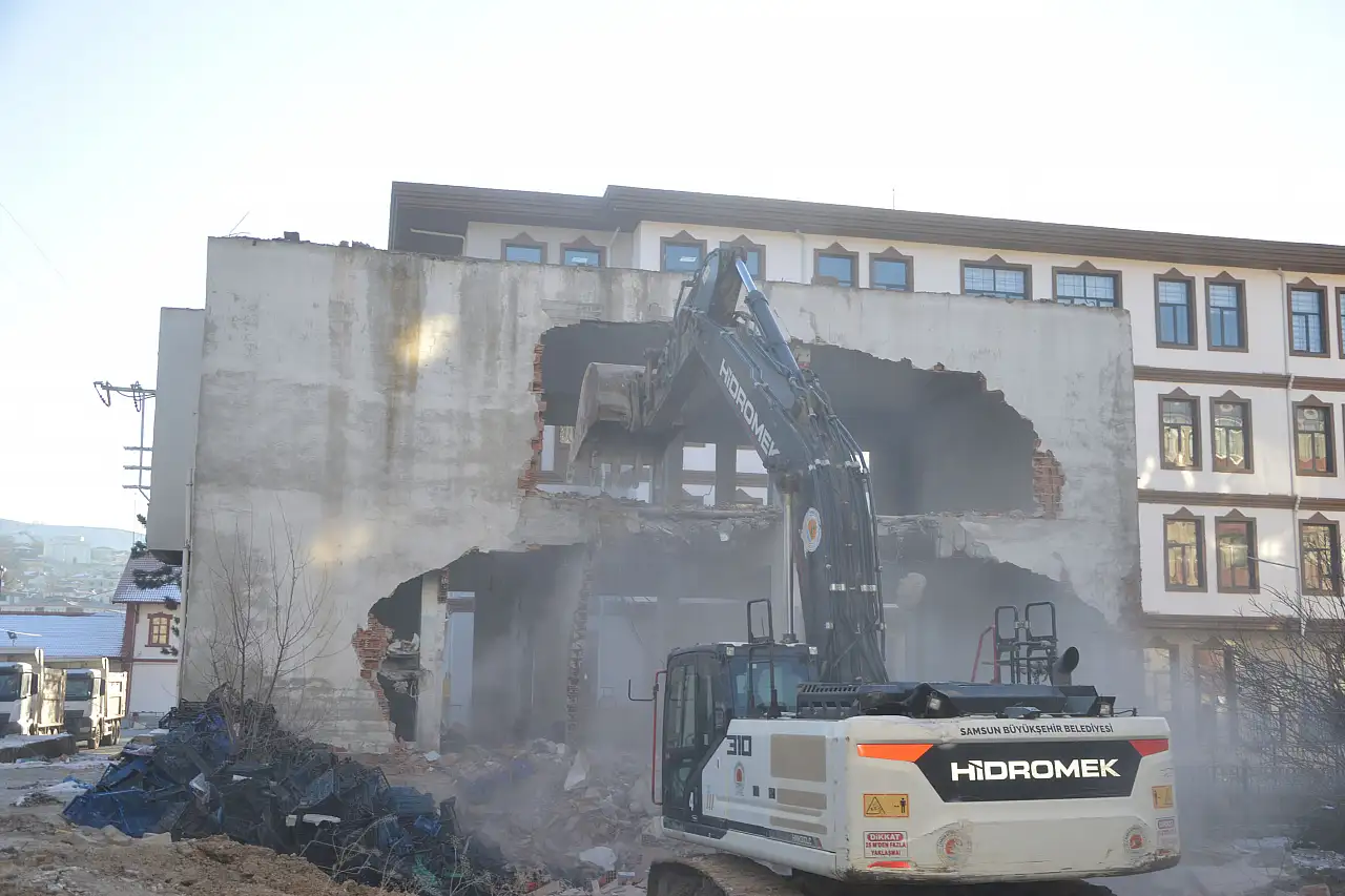 Havza'da sel ve taşkınlara karşı yıkım çalışmaları başladı