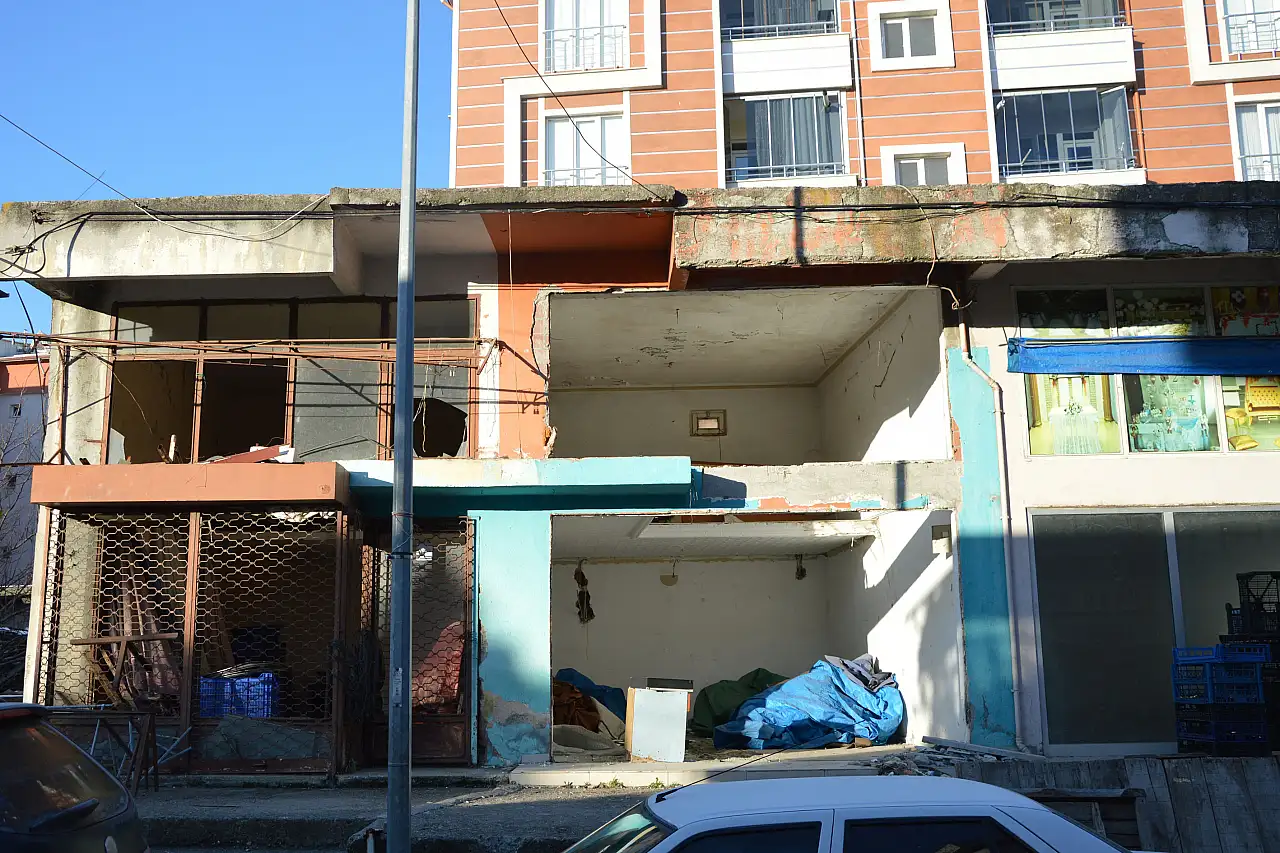 Havza'da sel ve taşkınlara karşı yıkım çalışmaları başladı