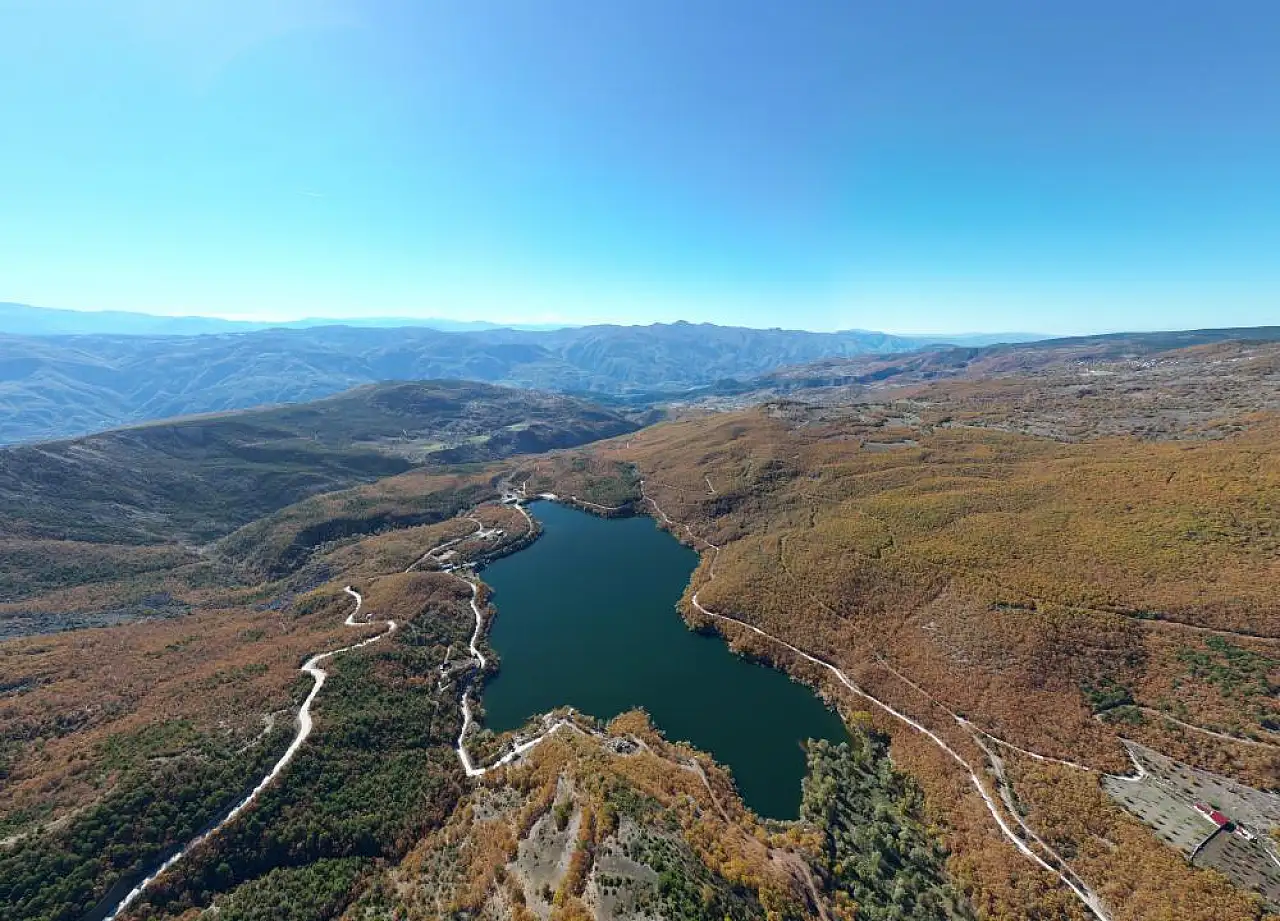 Zinav Gölü mest ediyor