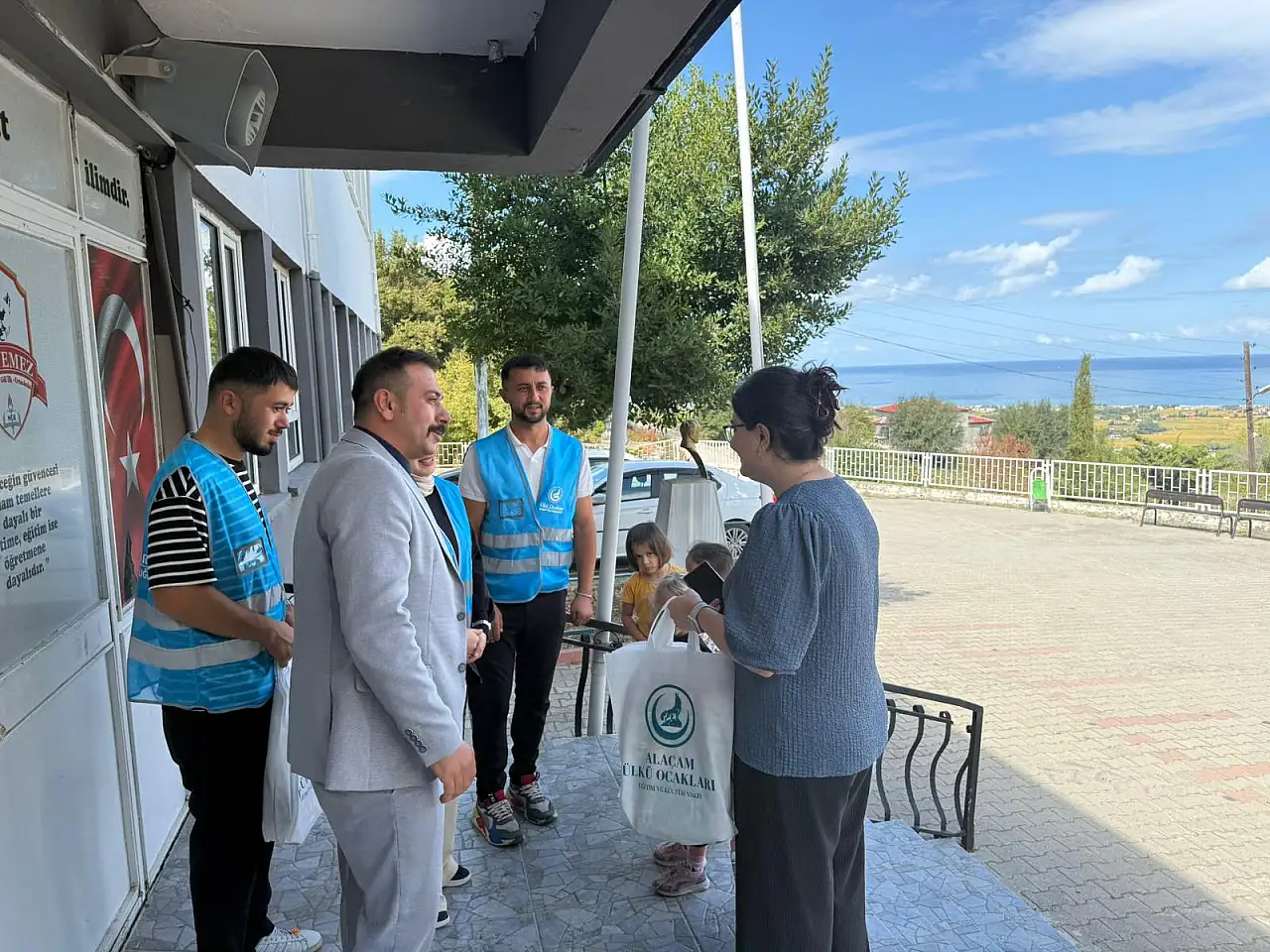 Ülkü Ocakları'ndan miniklere destek