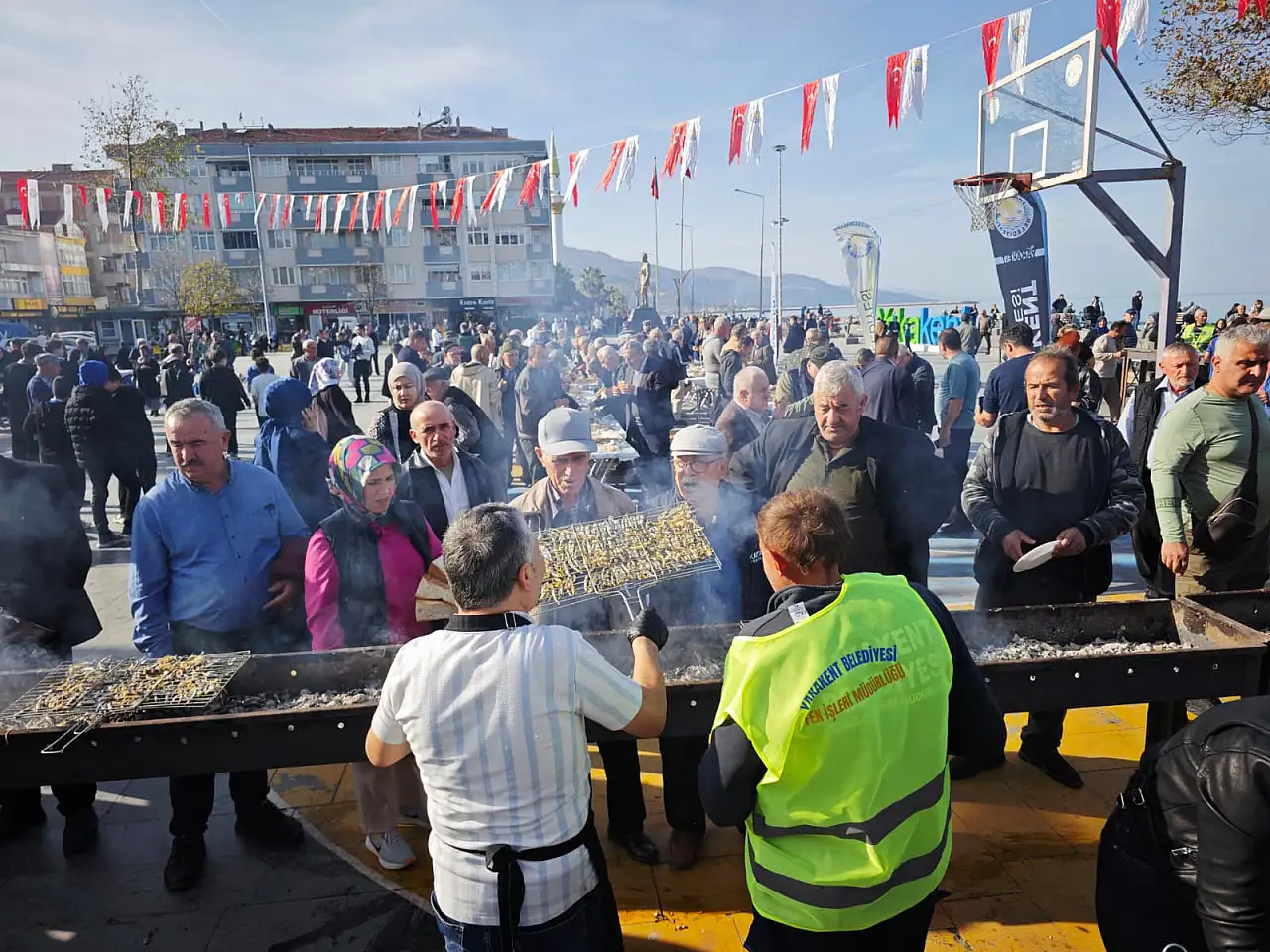 Yakakent'te 2 Saatte 3 Ton Hamsi Tükendi