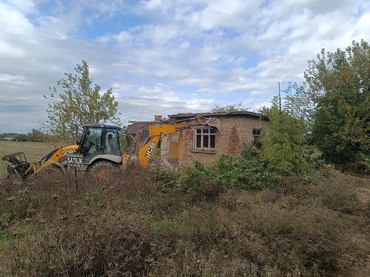 Bafra'da Metruk Bina Temizliği Sürüyor