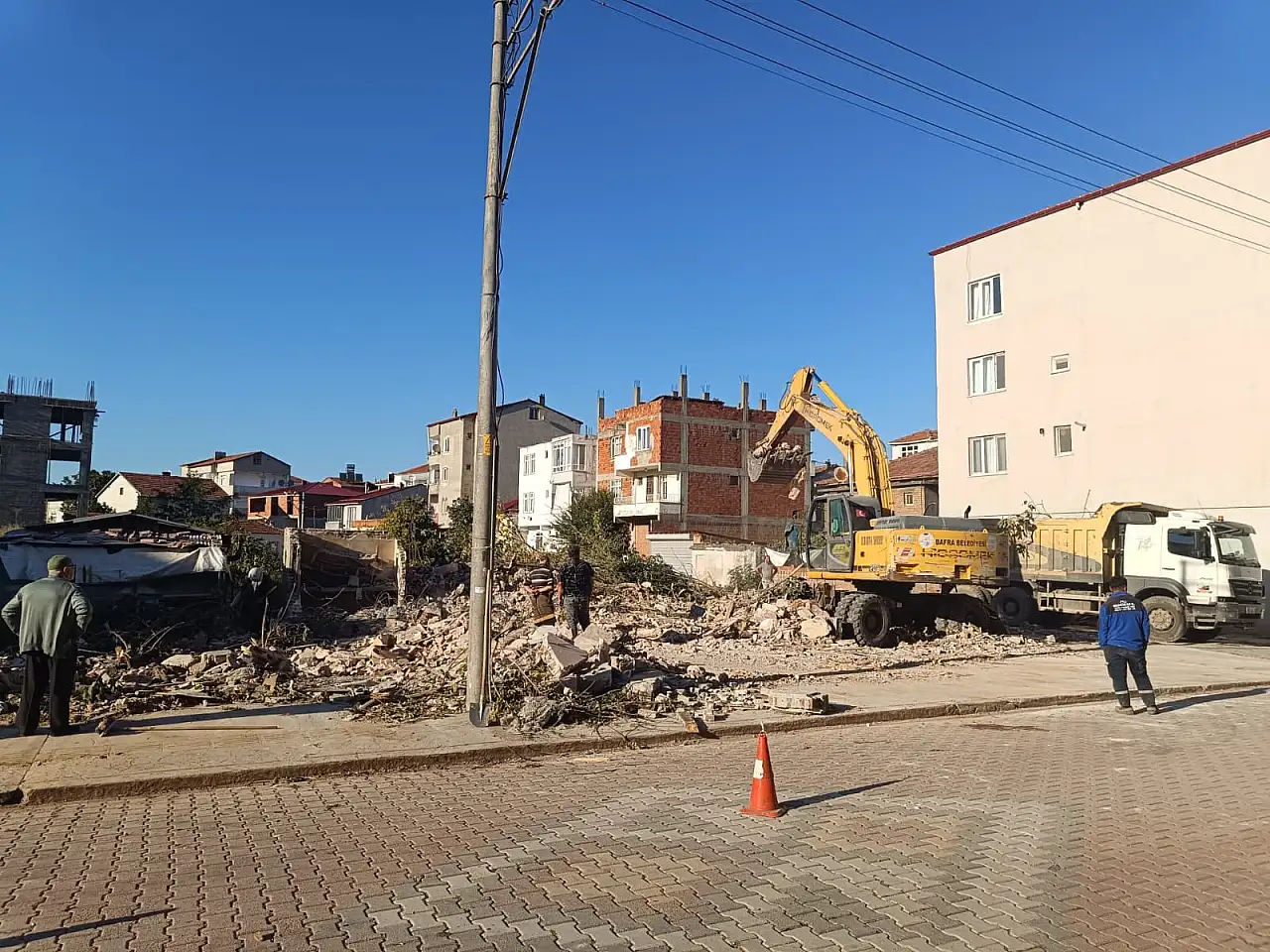 Bafra'da Metruk Bina Temizliği Sürüyor