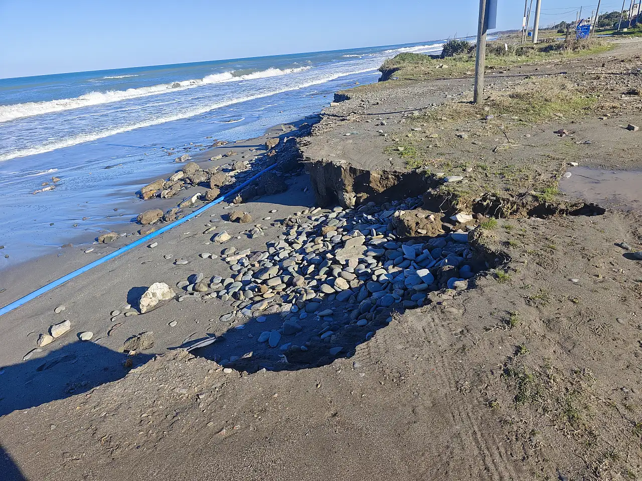 Samsun'da Fırtına Sahili Vurdu: Yol Çöktü