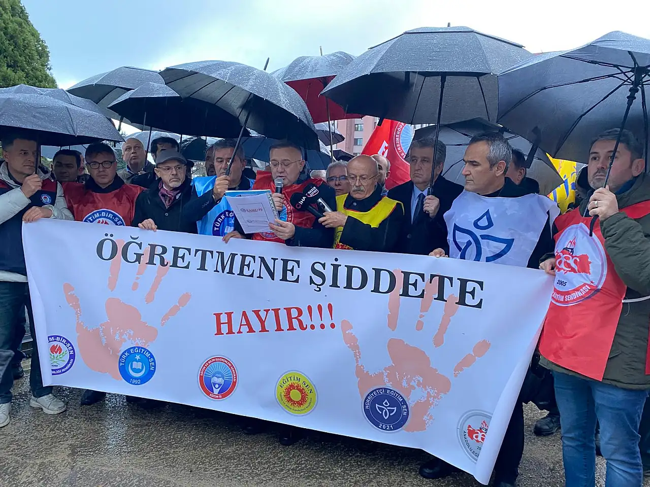 Öğretmene Şiddete Hayır: Eğitim Sendikaları'ndan Ortak Tepki