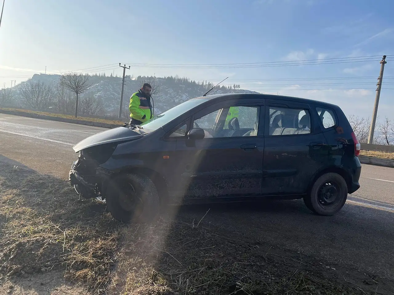 Çorum'da aydınlatma direğine çarpan otomobildeki 3 doktor yaralandı