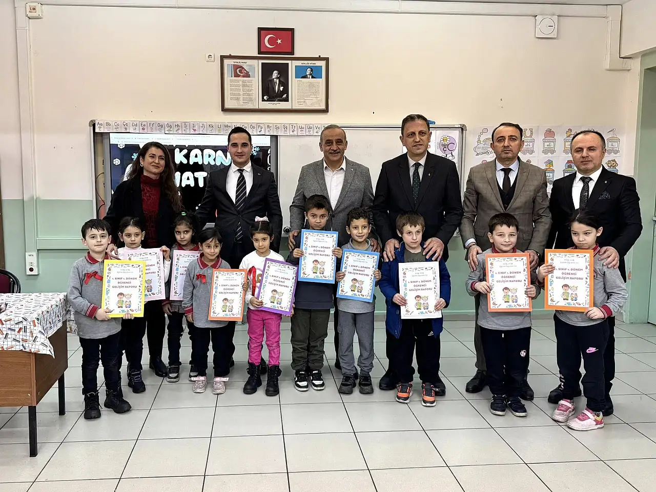 Salıpazarı'nda öğrenciler karne alarak tatile girdi