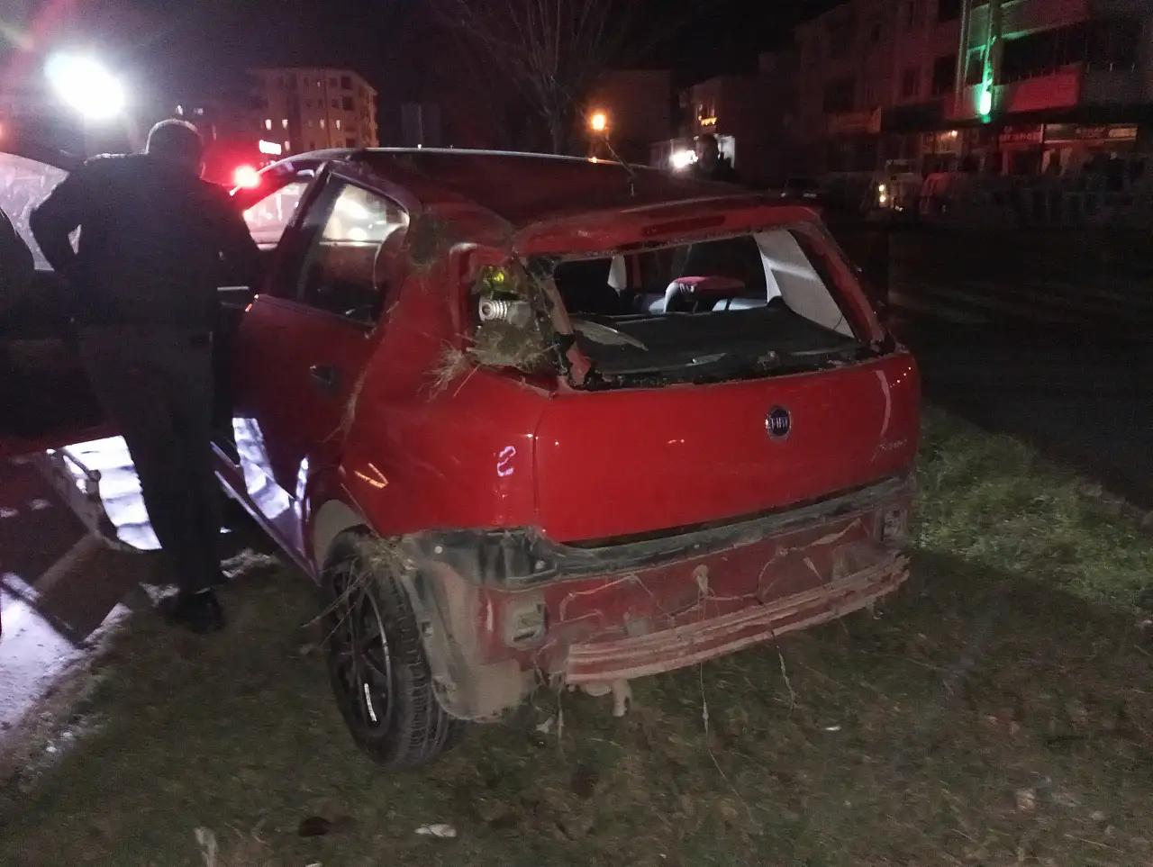 Samsun'da refüje çarpan otomobil devrildi: 2 kişi hastanelik oldu