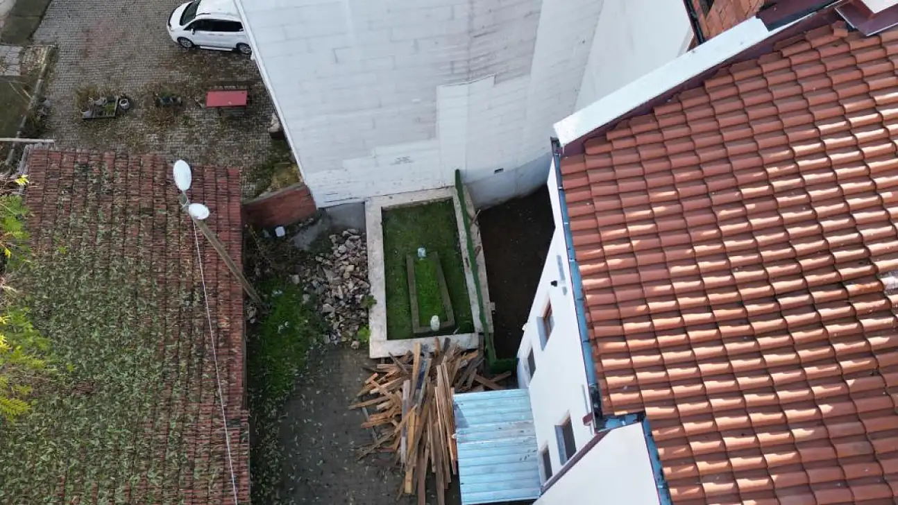 Binalar arasında kalan türbe unutulmaya yüz tuttu