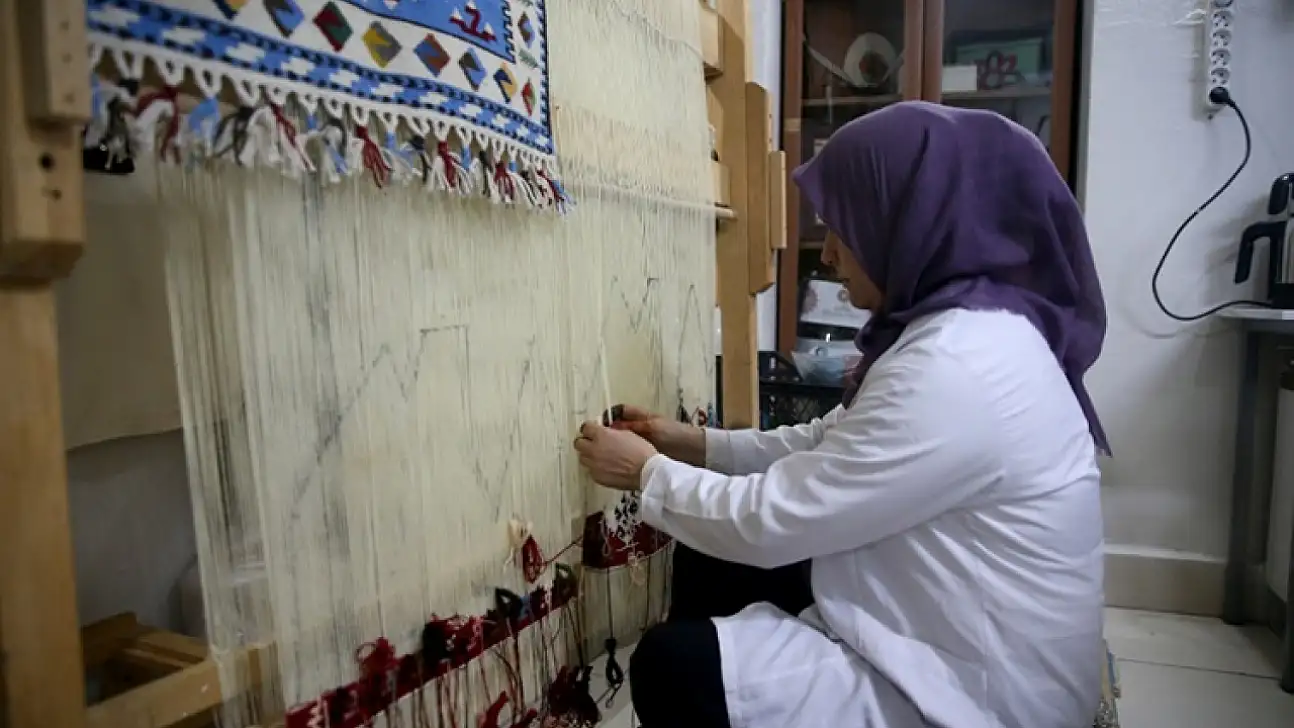 Sarız'ın Tarihi Kilimi Gelecek Nesillere Aktarılıyor