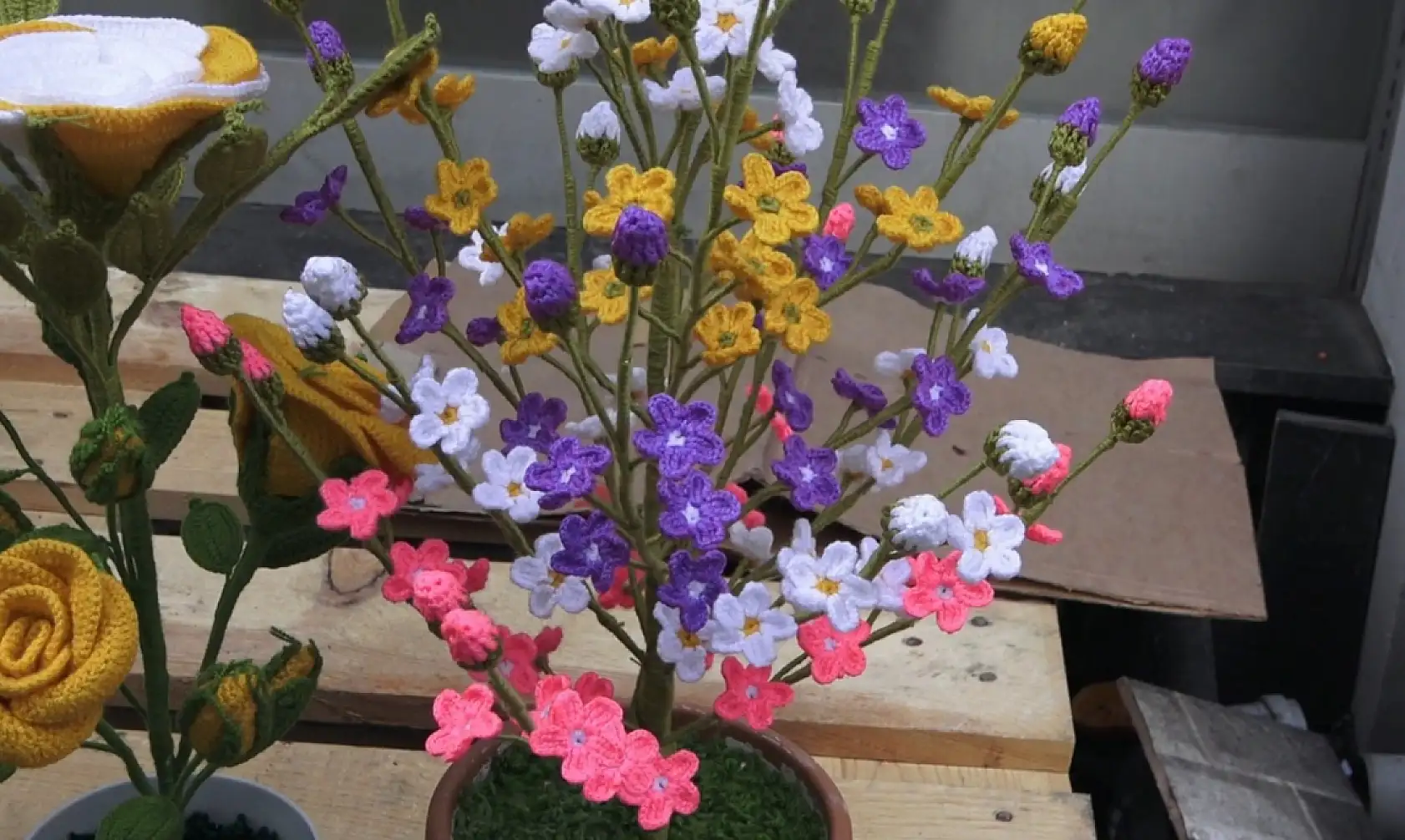 İlmek ilmek solmayan çiçekler örüyor