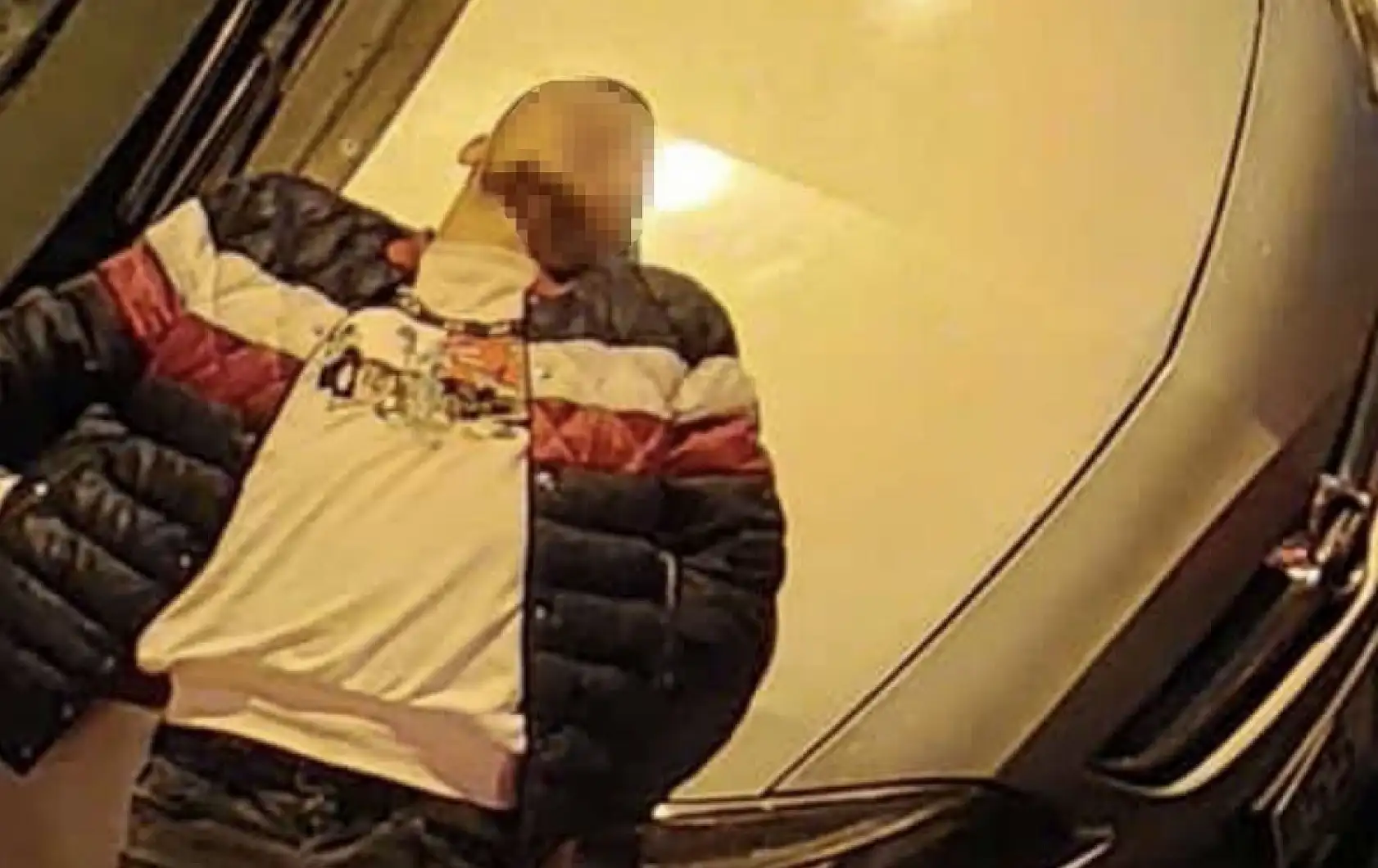 Kapı camını kırıp girdiği avizeci dükkânında uyuyakaldı