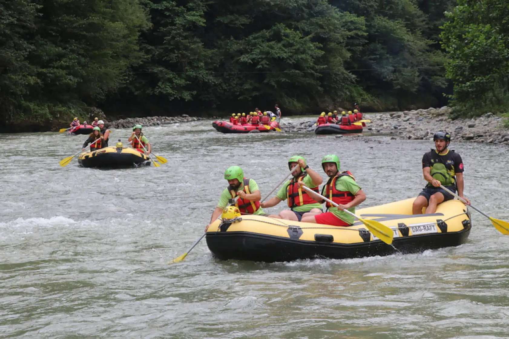 Turistlerin rafting keyfi