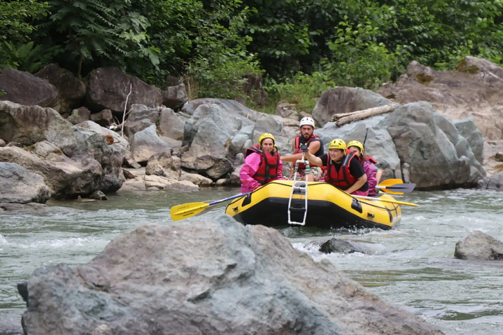 Turistlerin rafting keyfi