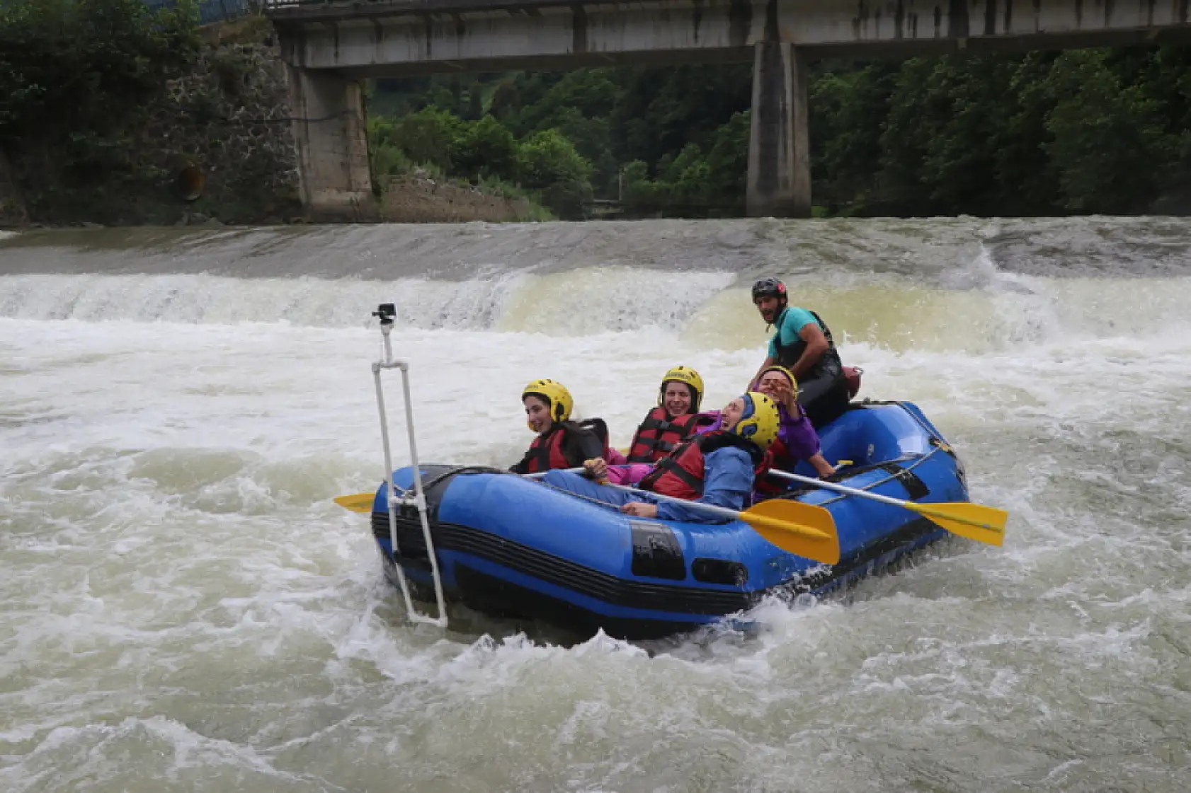 Turistlerin rafting keyfi
