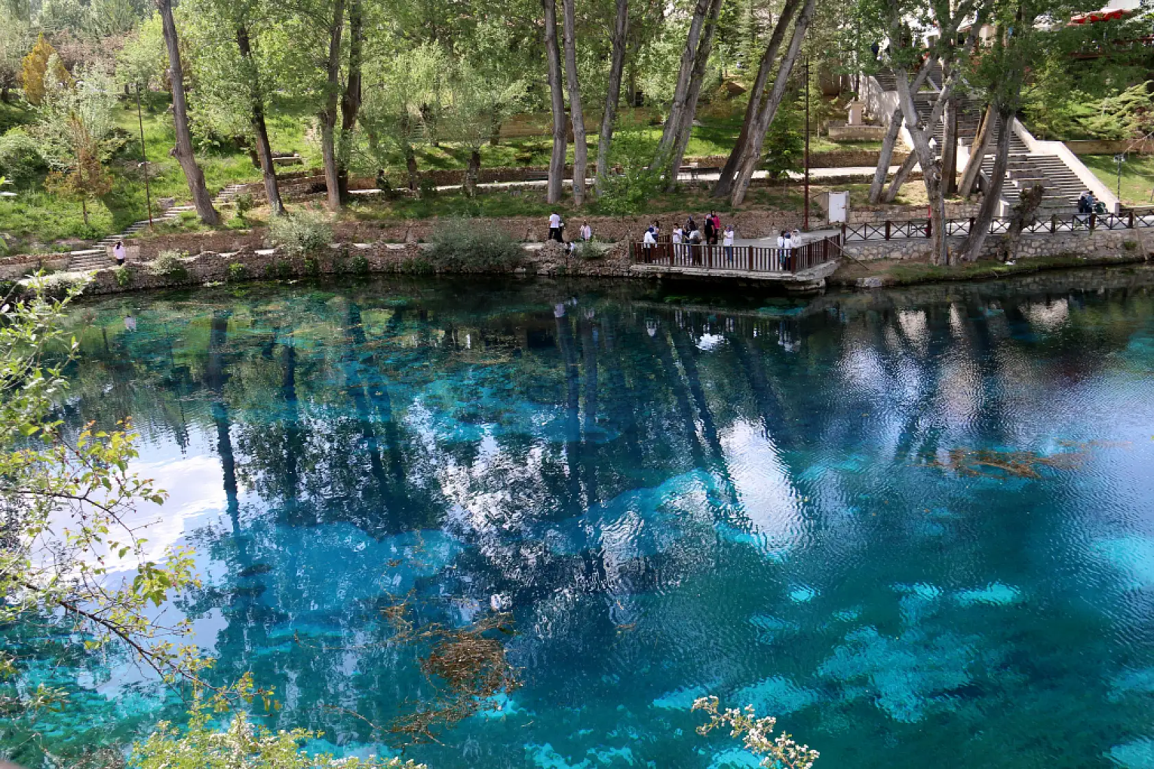 Gökpınar Gölü turkuaz tonu ile dikkat çekiyor