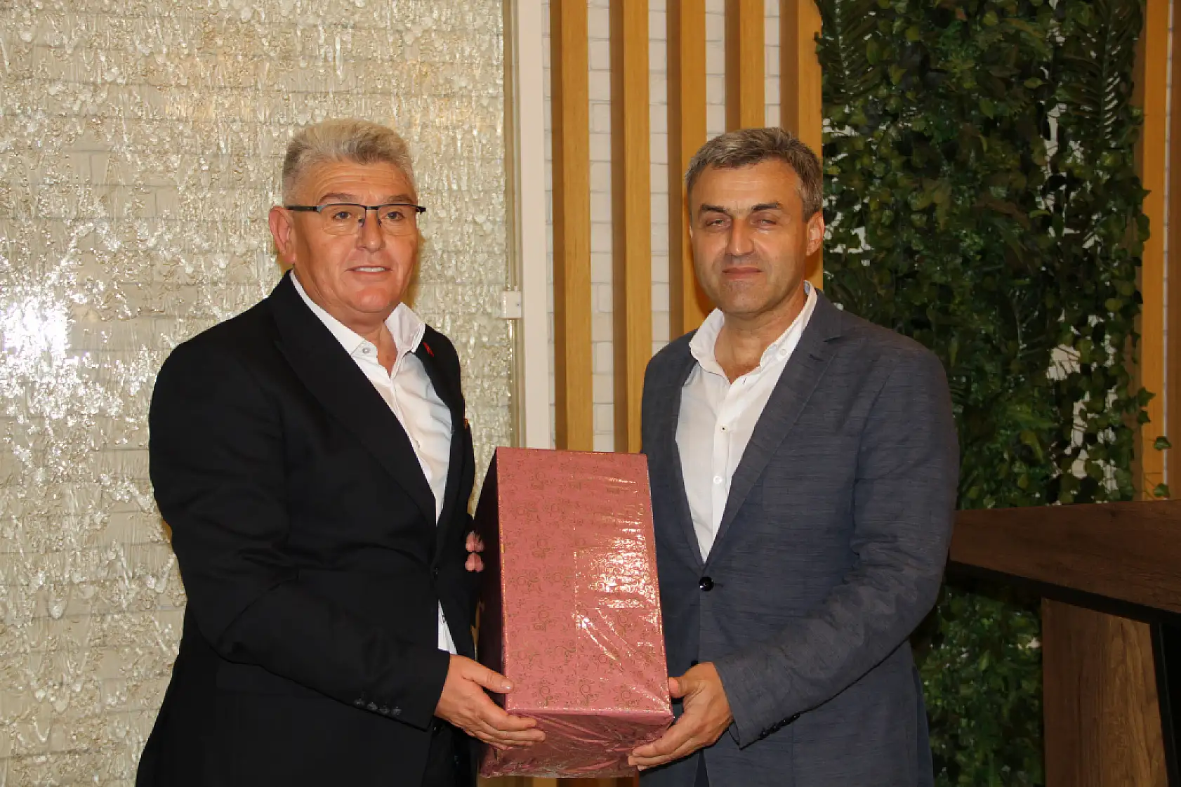 Müdür Barik ve Komiser Aydın'a veda yemeği