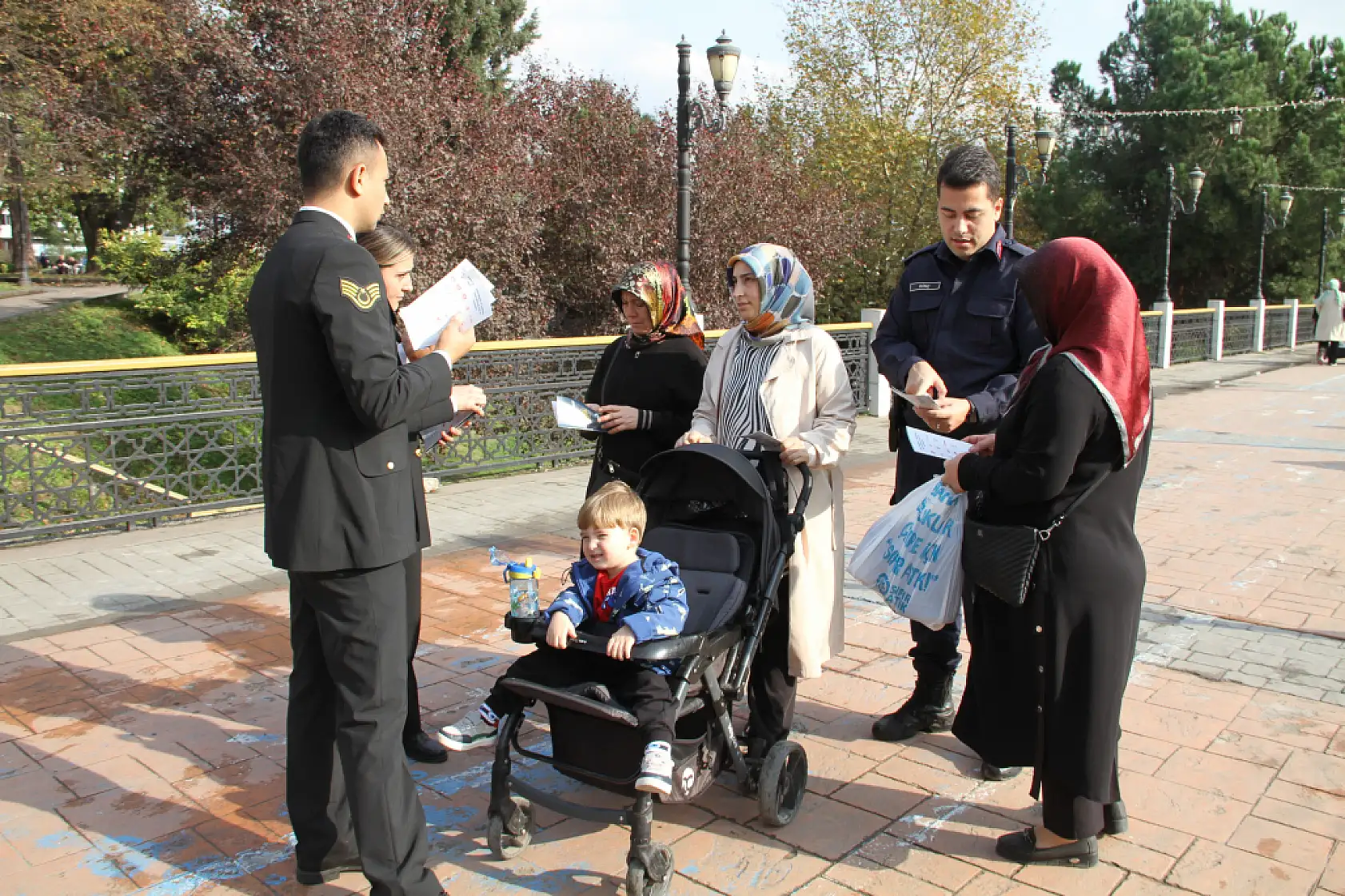 Ekipler, Vatandaşlara KADES'i tanıttı