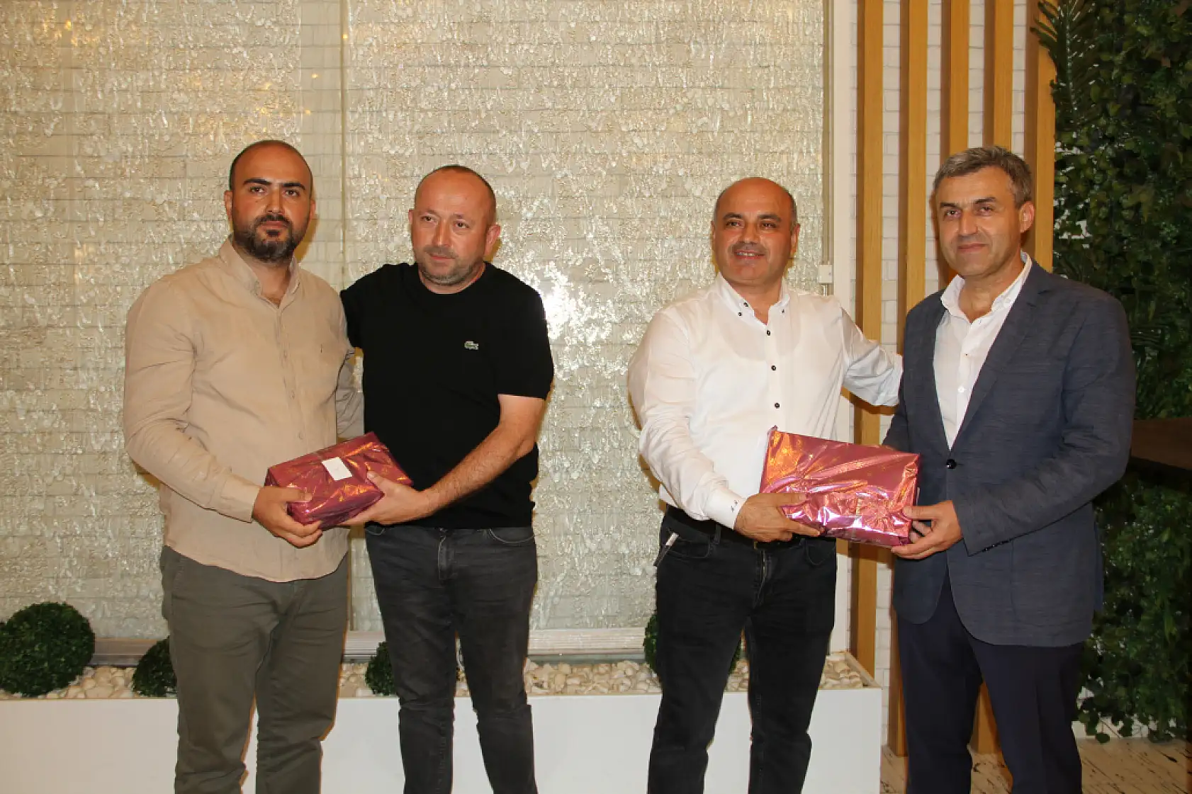 Müdür Barik ve Komiser Aydın'a veda yemeği