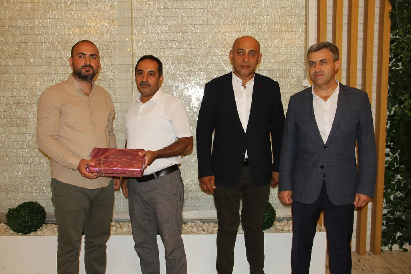 Müdür Barik ve Komiser Aydın'a veda yemeği