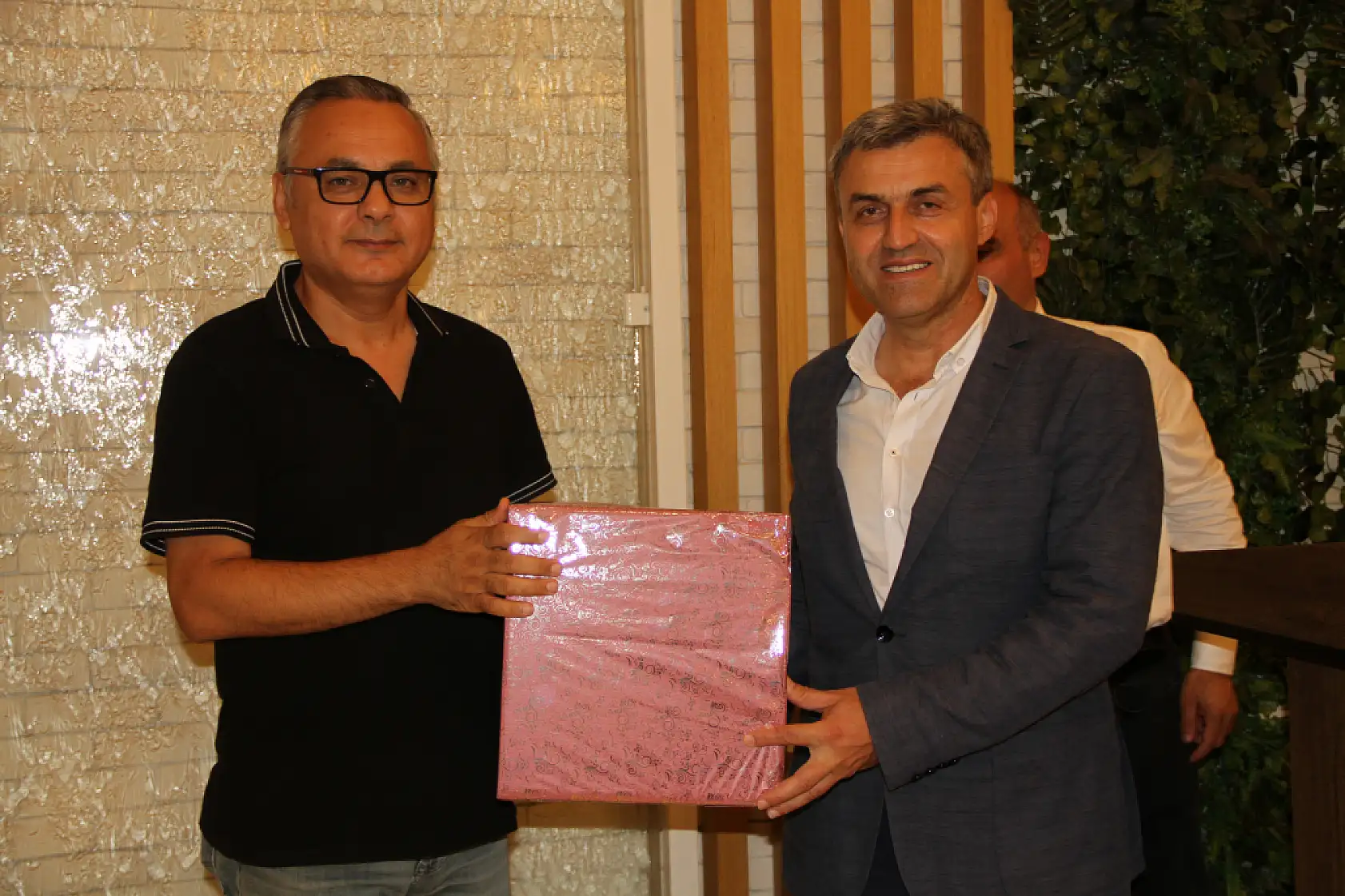 Müdür Barik ve Komiser Aydın'a veda yemeği