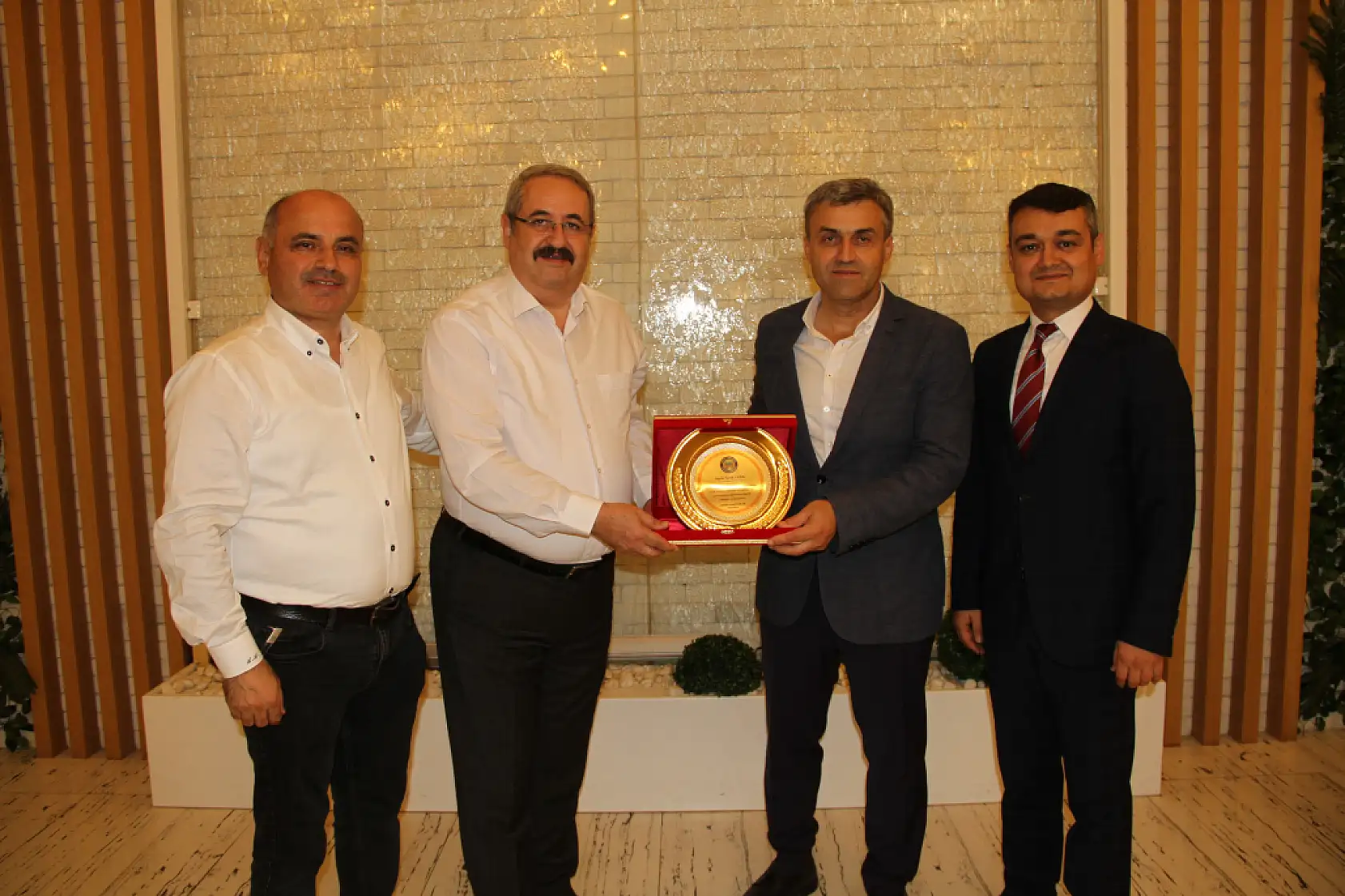 Müdür Barik ve Komiser Aydın'a veda yemeği