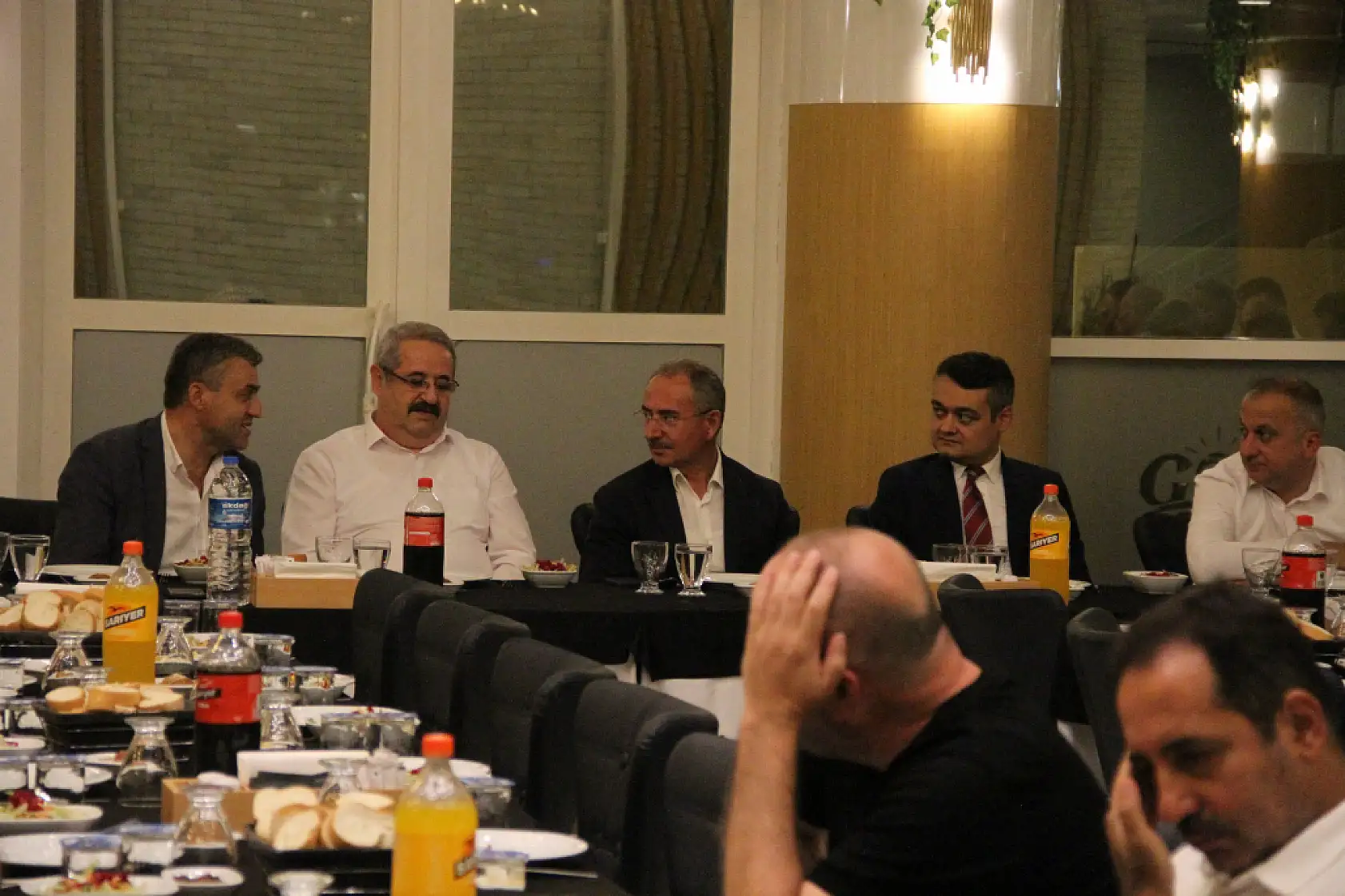 Müdür Barik ve Komiser Aydın'a veda yemeği