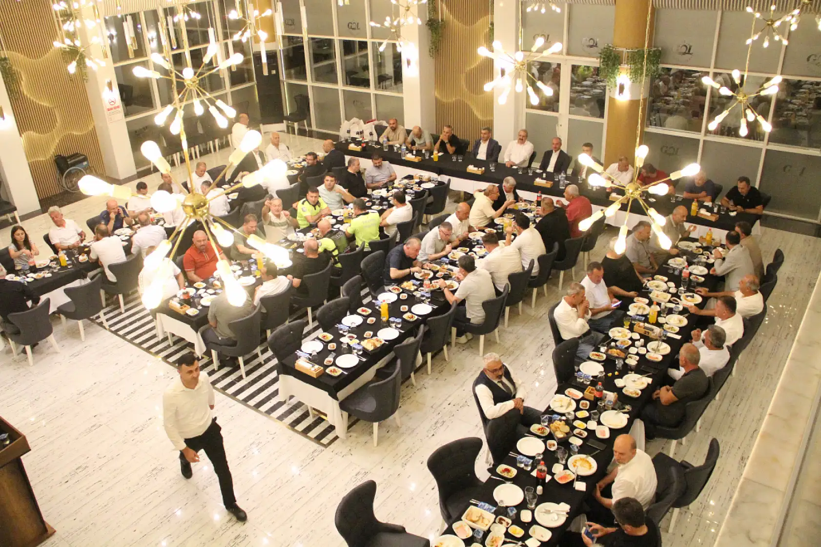 Müdür Barik ve Komiser Aydın'a veda yemeği