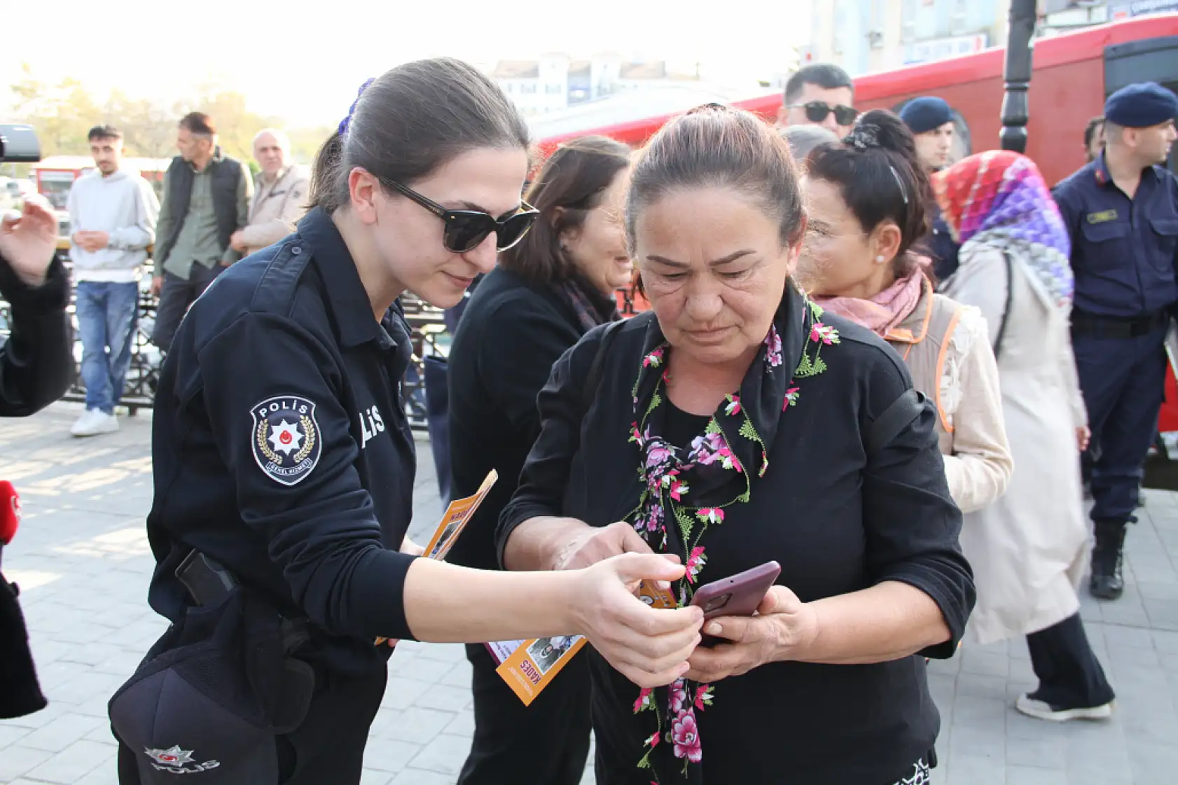 Ekipler, Vatandaşlara KADES'i tanıttı