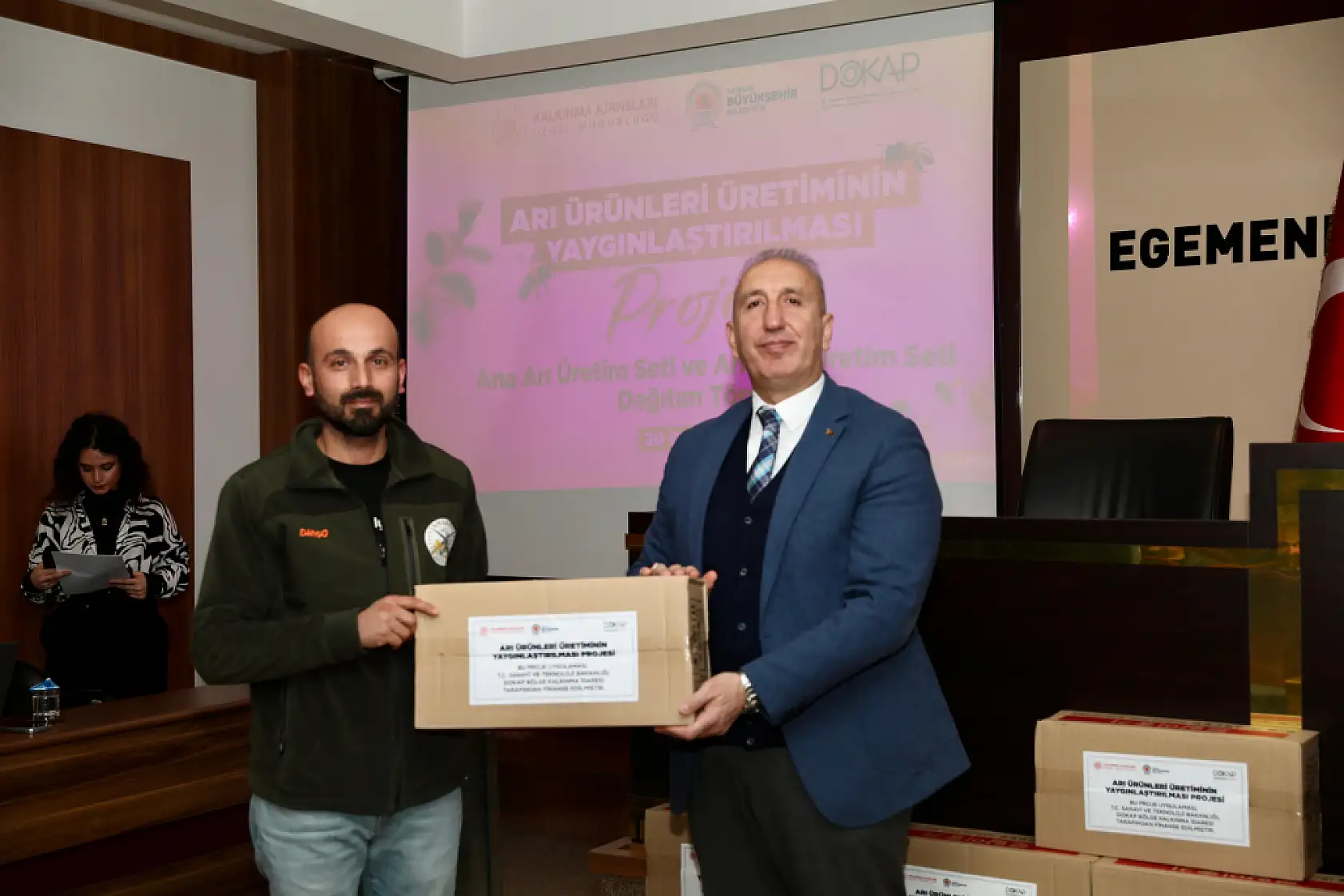 Büyükşehir'den Arı Yetiştiricilerine Üretim Seti Desteği