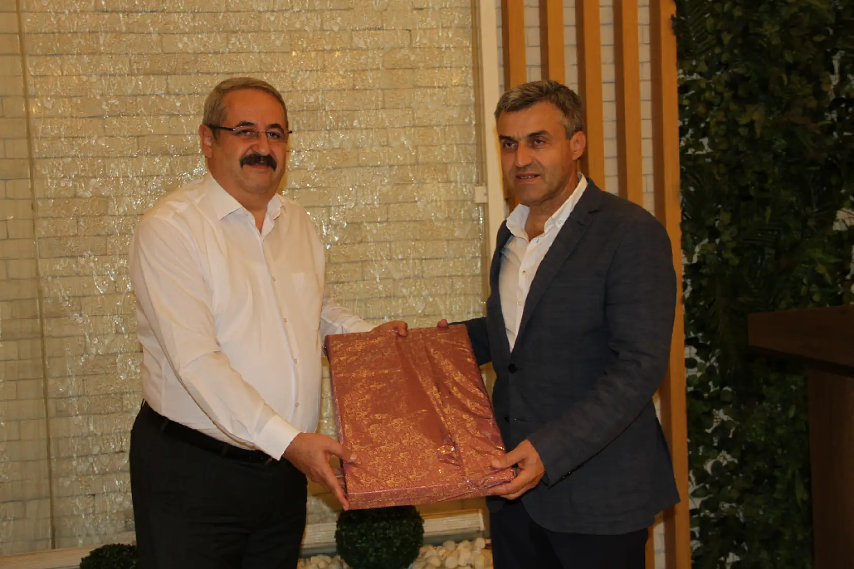 Müdür Barik ve Komiser Aydın'a veda yemeği