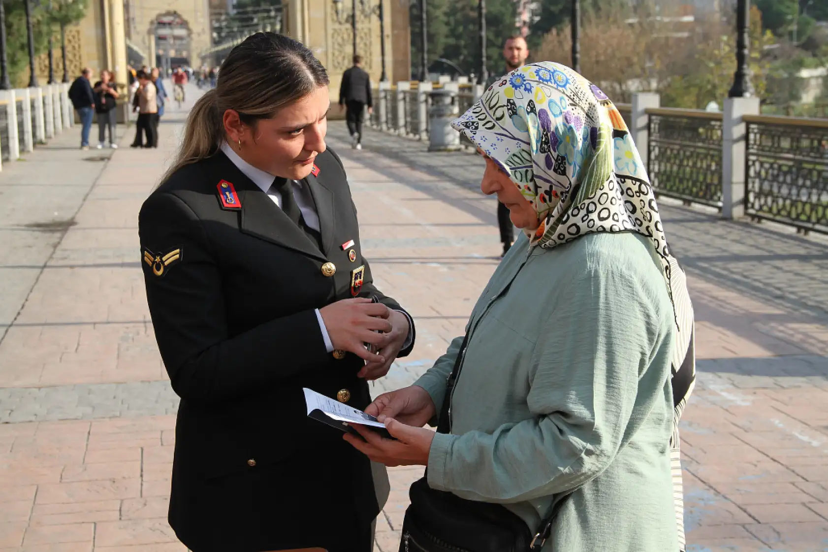 Ekipler, Vatandaşlara KADES'i tanıttı