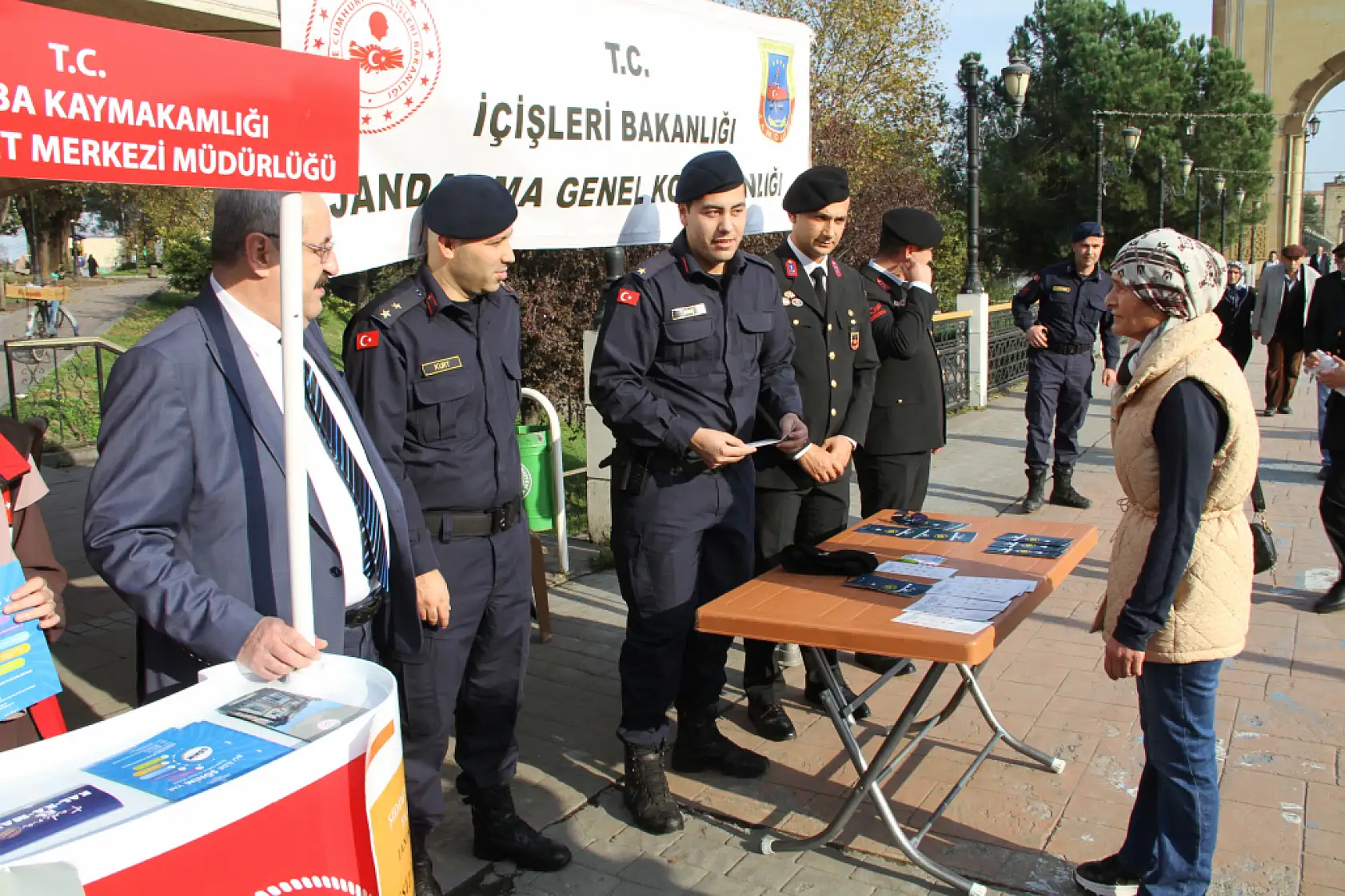 Ekipler, Vatandaşlara KADES'i tanıttı