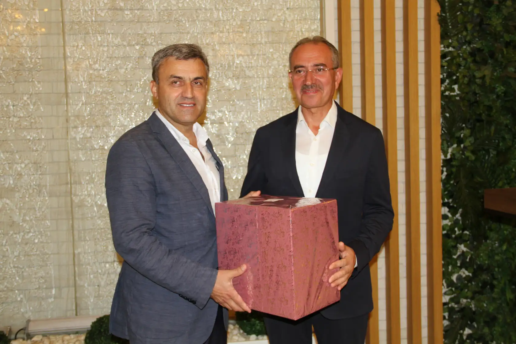 Müdür Barik ve Komiser Aydın'a veda yemeği