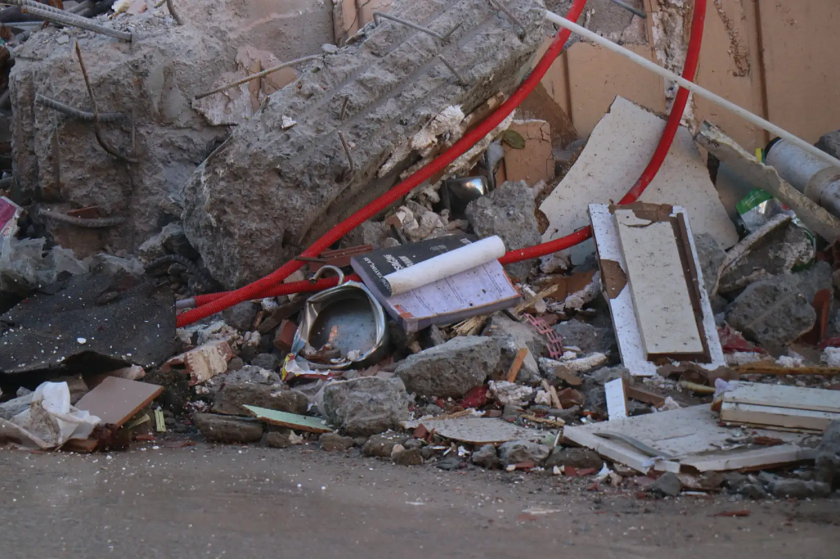 Kocaeli'de çöken bina 4 kişilik aileye mezar oldu