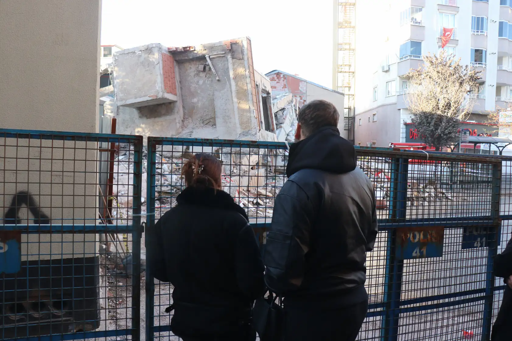 Kocaeli'de çöken bina 4 kişilik aileye mezar oldu