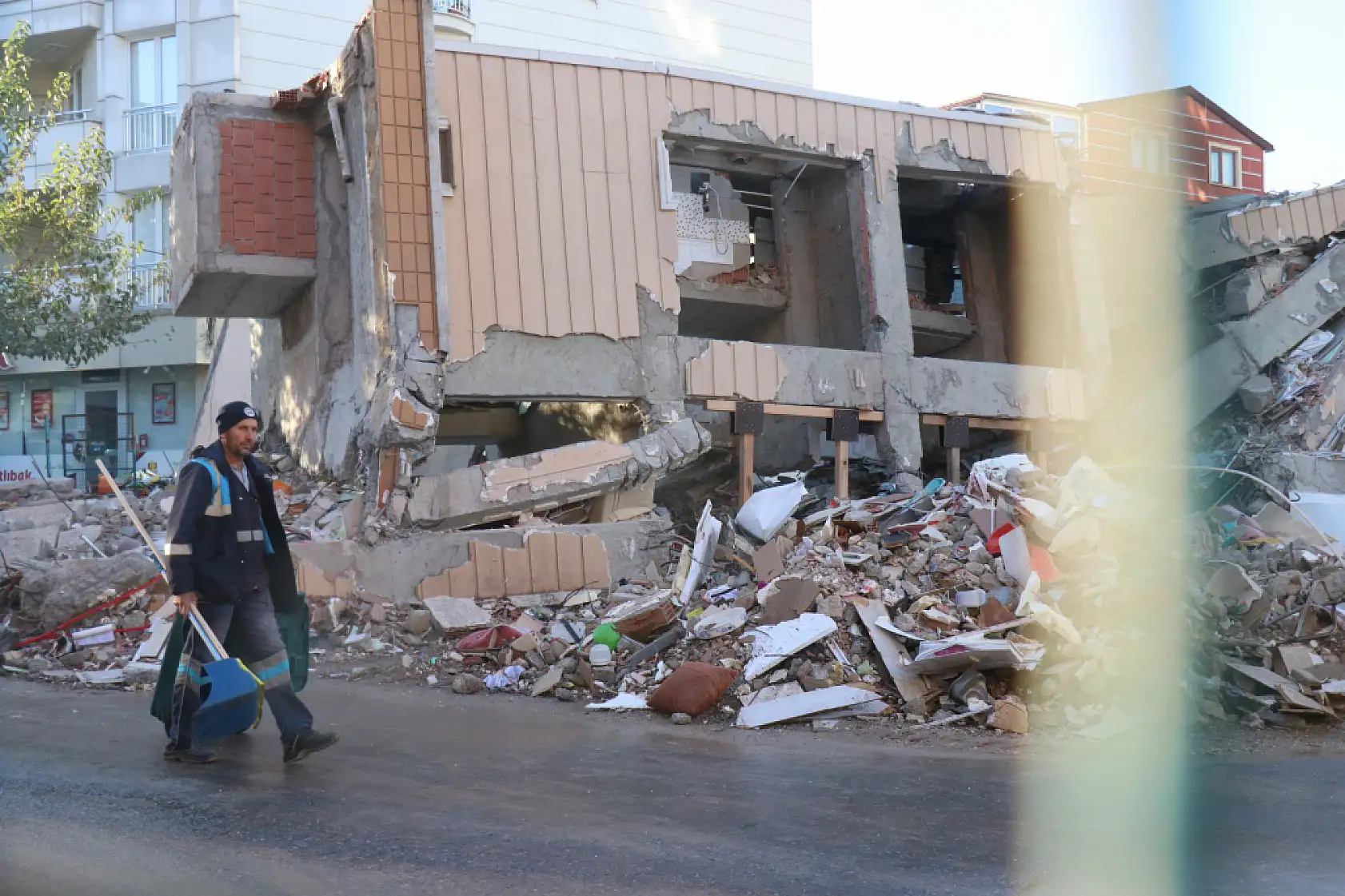 Kocaeli'de çöken bina 4 kişilik aileye mezar oldu