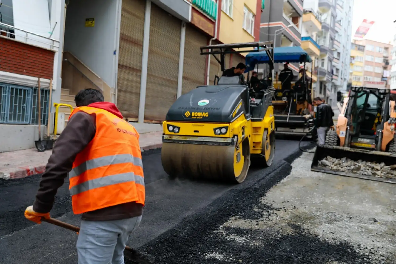 İlkadım'da sıcak asfalt çalışmaları