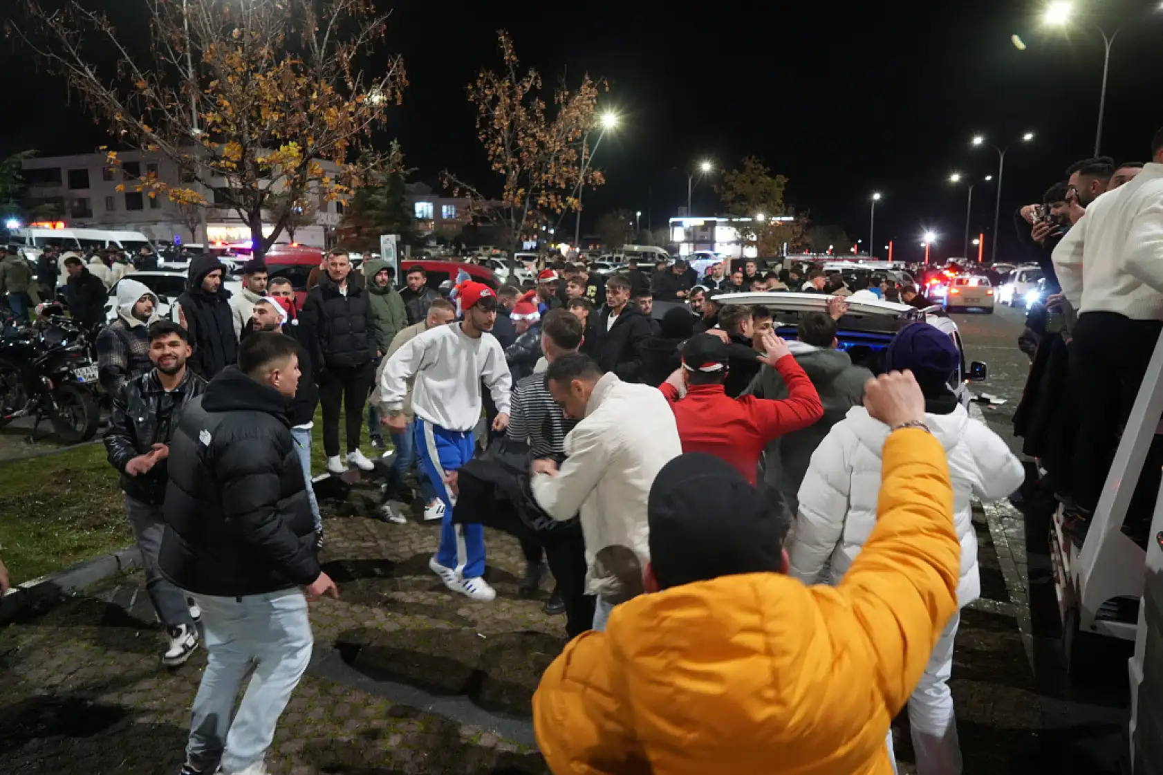 Samsun'da vatandaşlar yeni yıla meydanlarda girdi