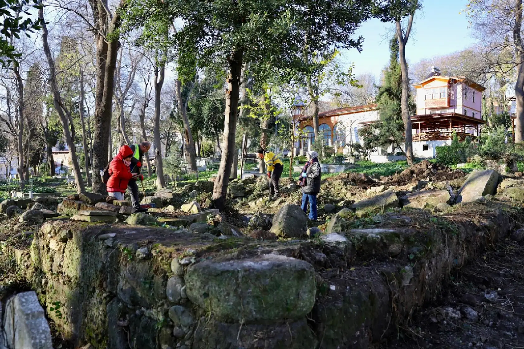 Seyyid Kutbiddin Mezarlığı'nda kurtarma kazısı ve çevre düzenleme çalışmaları