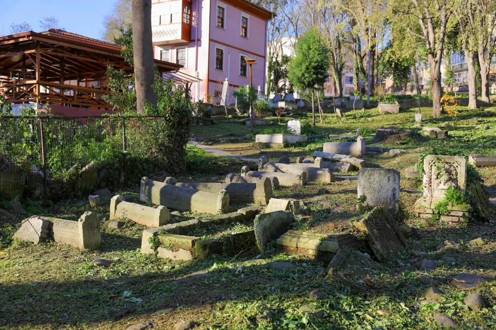 Seyyid Kutbiddin Mezarlığı'nda kurtarma kazısı ve çevre düzenleme çalışmaları