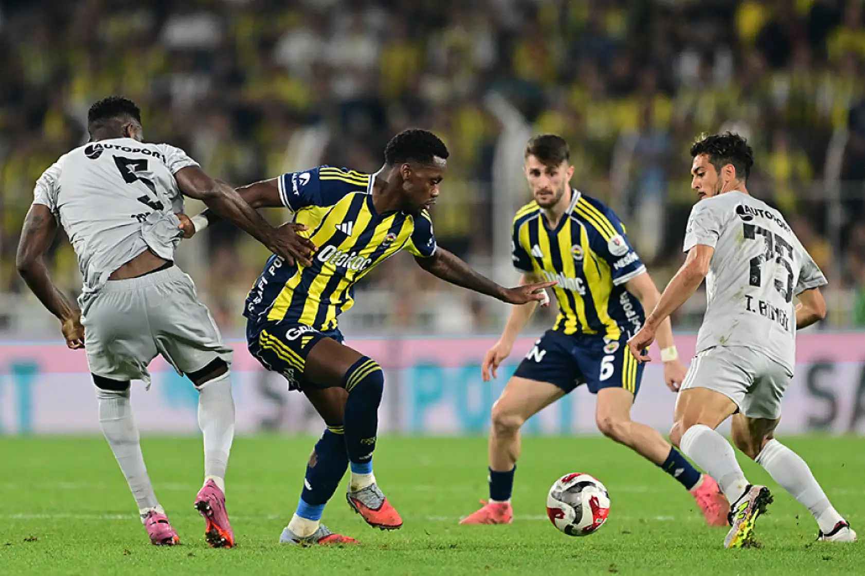 Fenerbahçe Kocaelispor'u 3-1'le Geçti: İlk 3 Puan 3 Golle Geldi