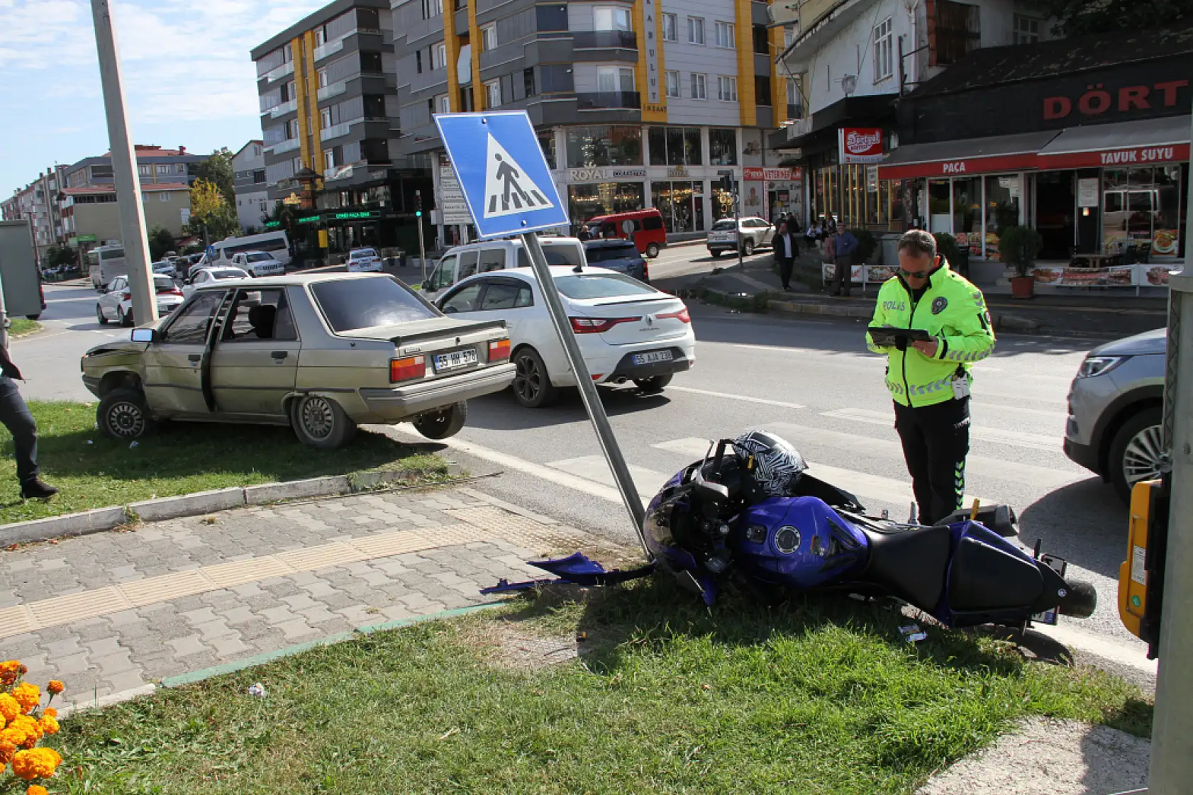 Direksiyon hakimiyetini kaybetti, elektrik direğine çarparak durabildi