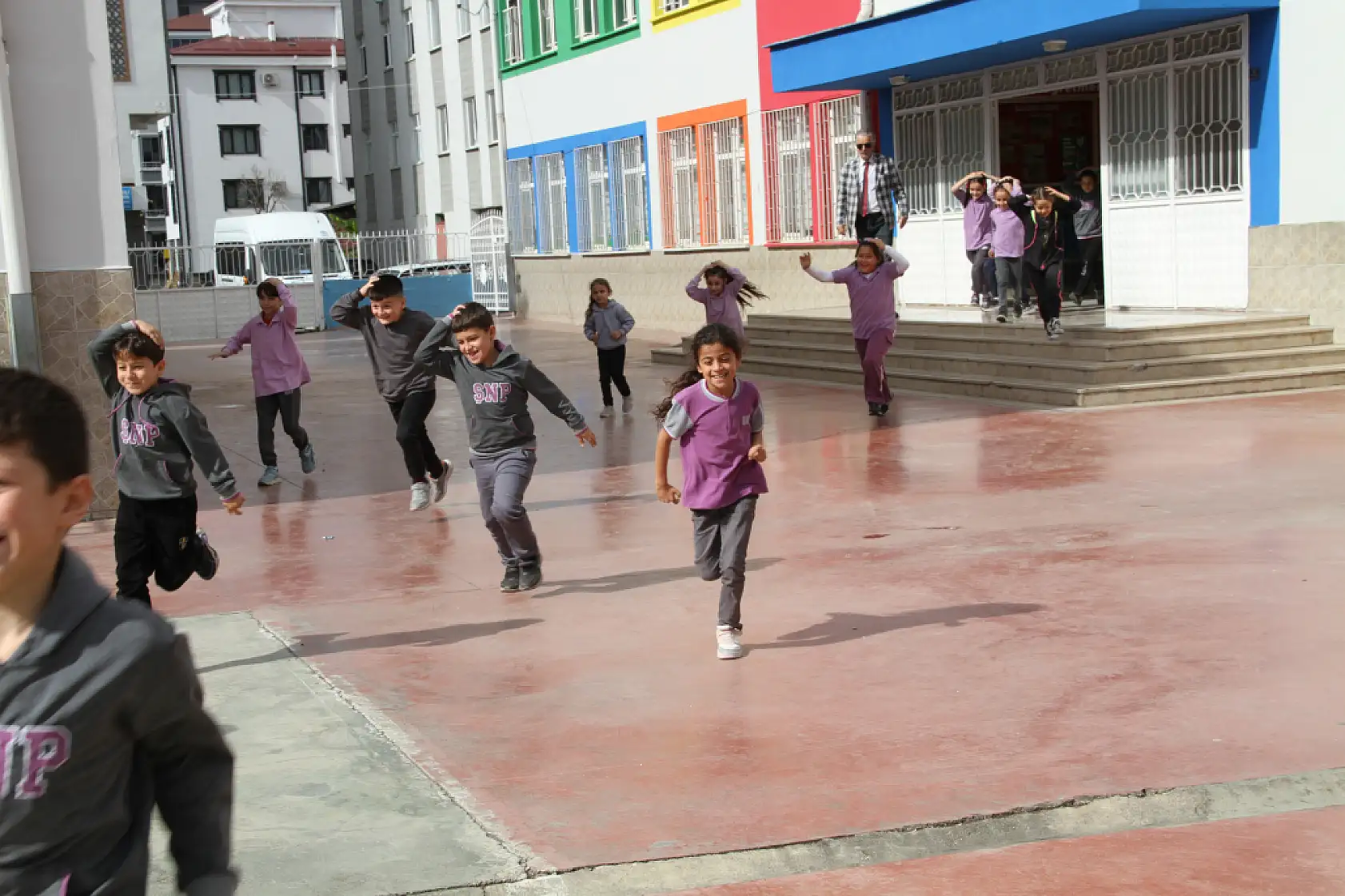 Öğrencilere eş zamanlı tatbikat