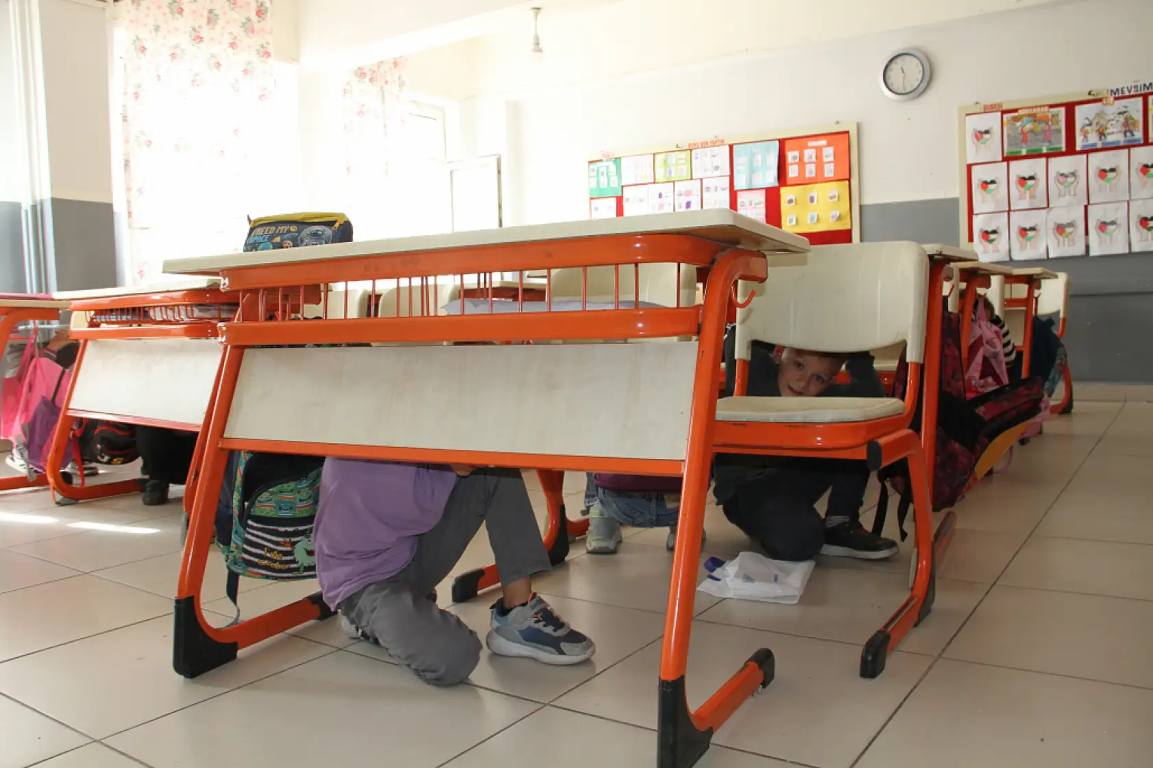 Öğrencilere eş zamanlı tatbikat