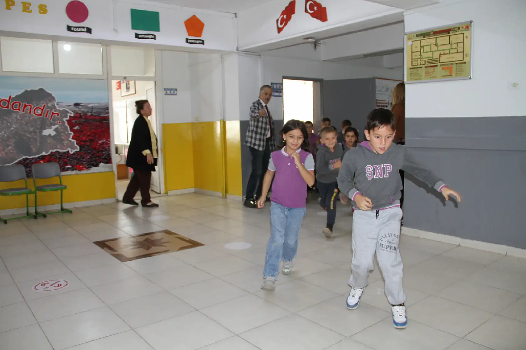 Öğrencilere eş zamanlı tatbikat