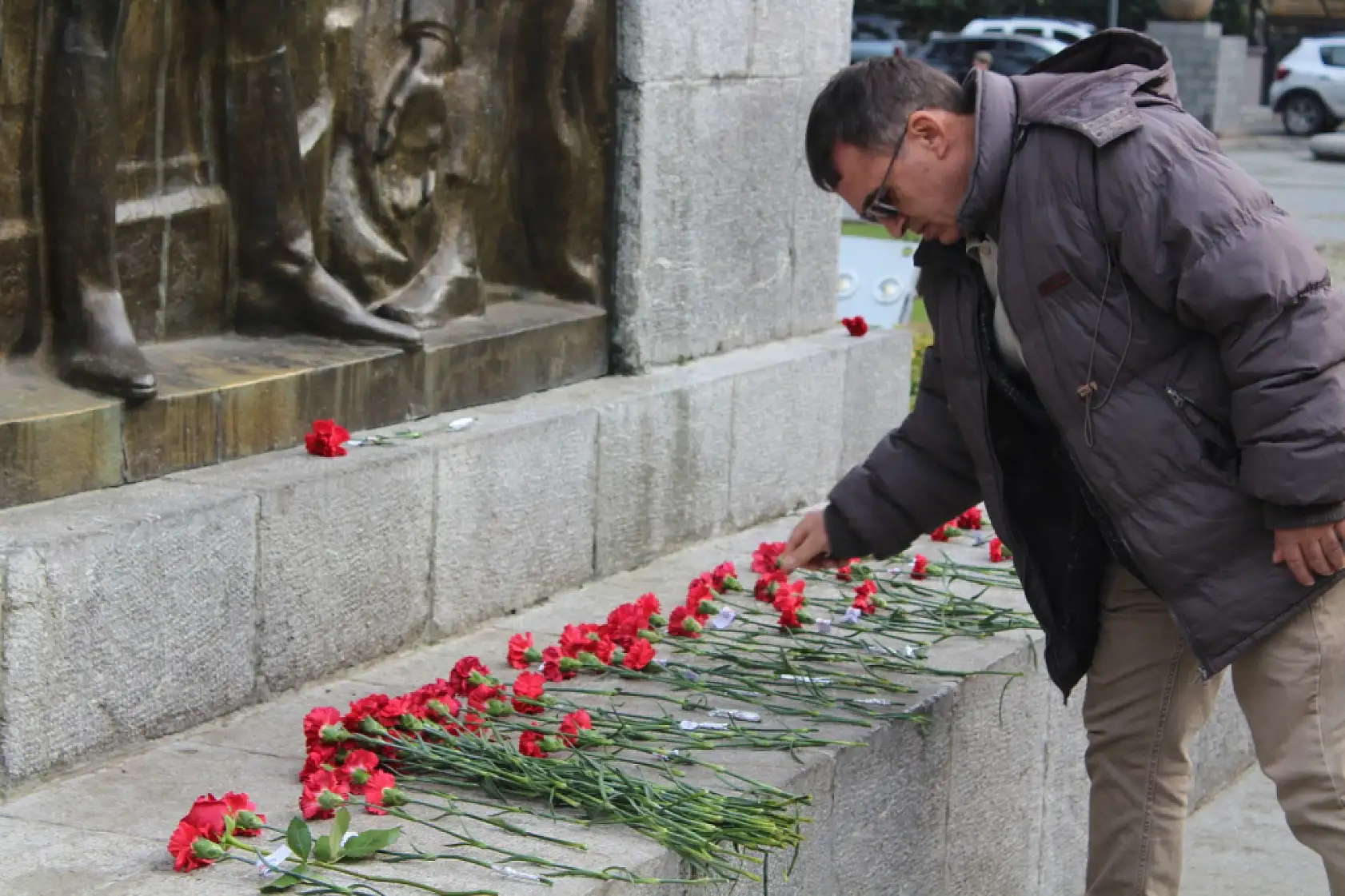 Samsun'da Atatürk Anıtına karanfiller bırakıldı